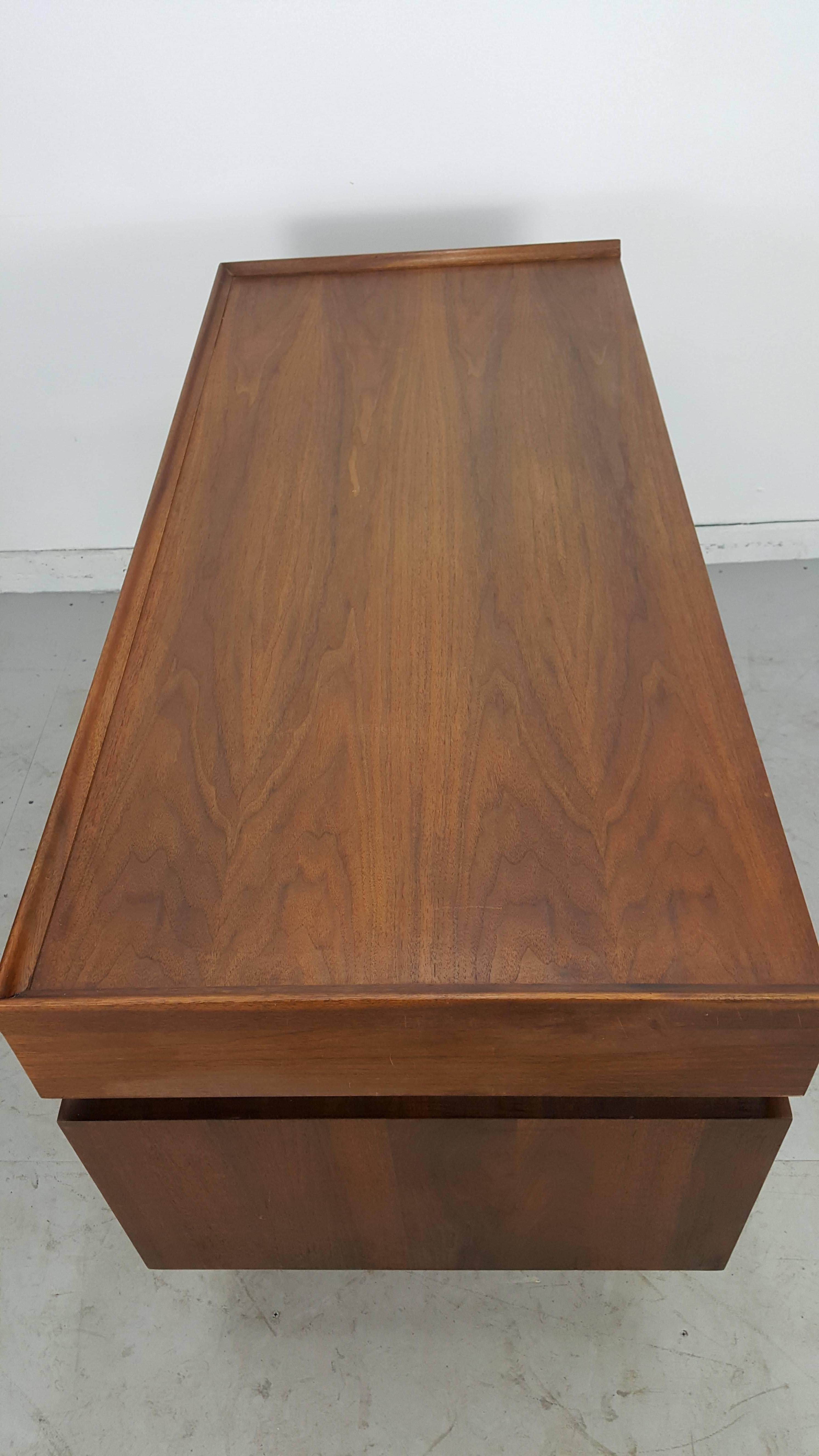 20th Century Classic Mid-Century Modern Oiled Walnut Desk by Milo Baughman, Dillingham