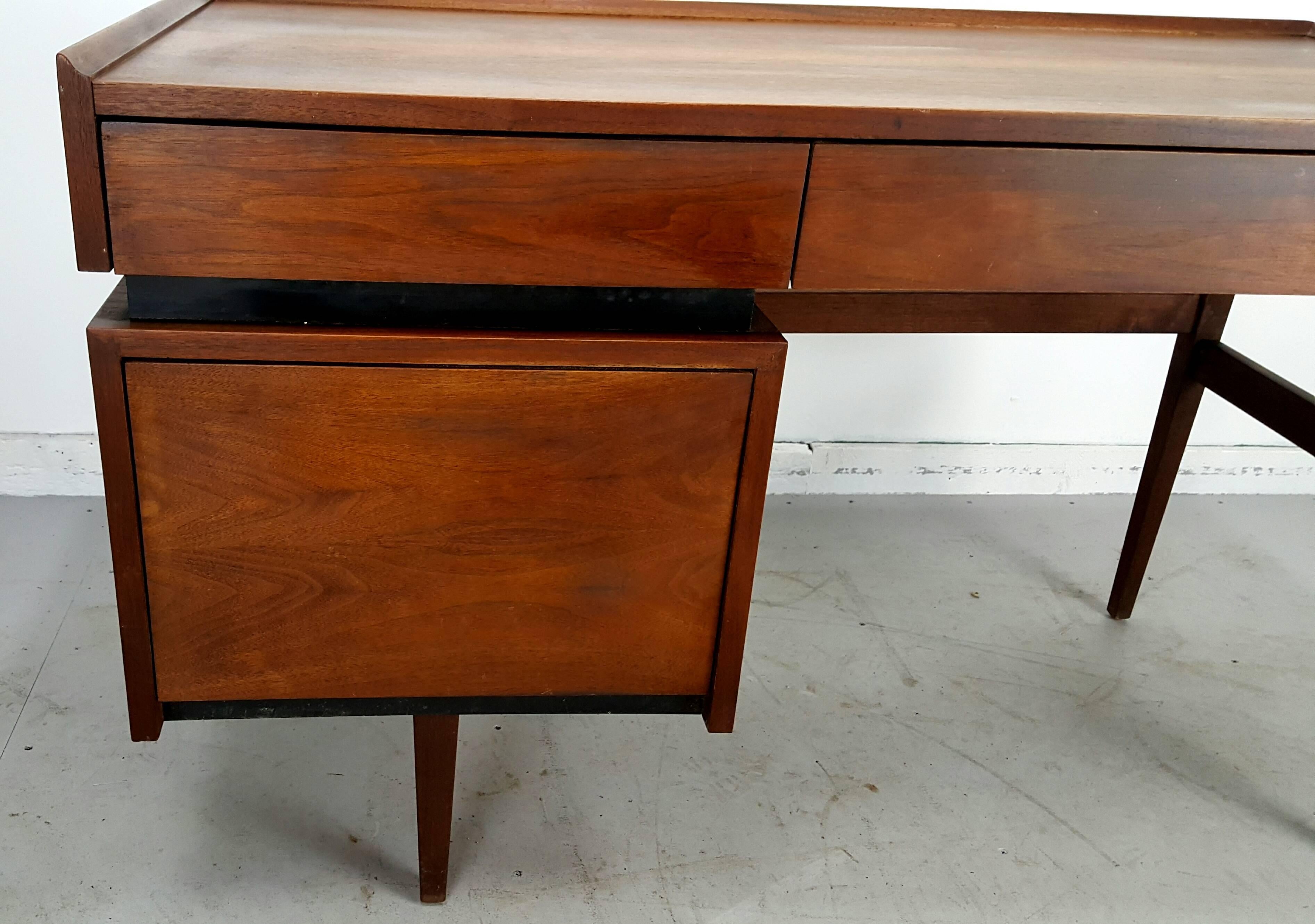 American Classic Mid-Century Modern Oiled Walnut Desk by Milo Baughman, Dillingham