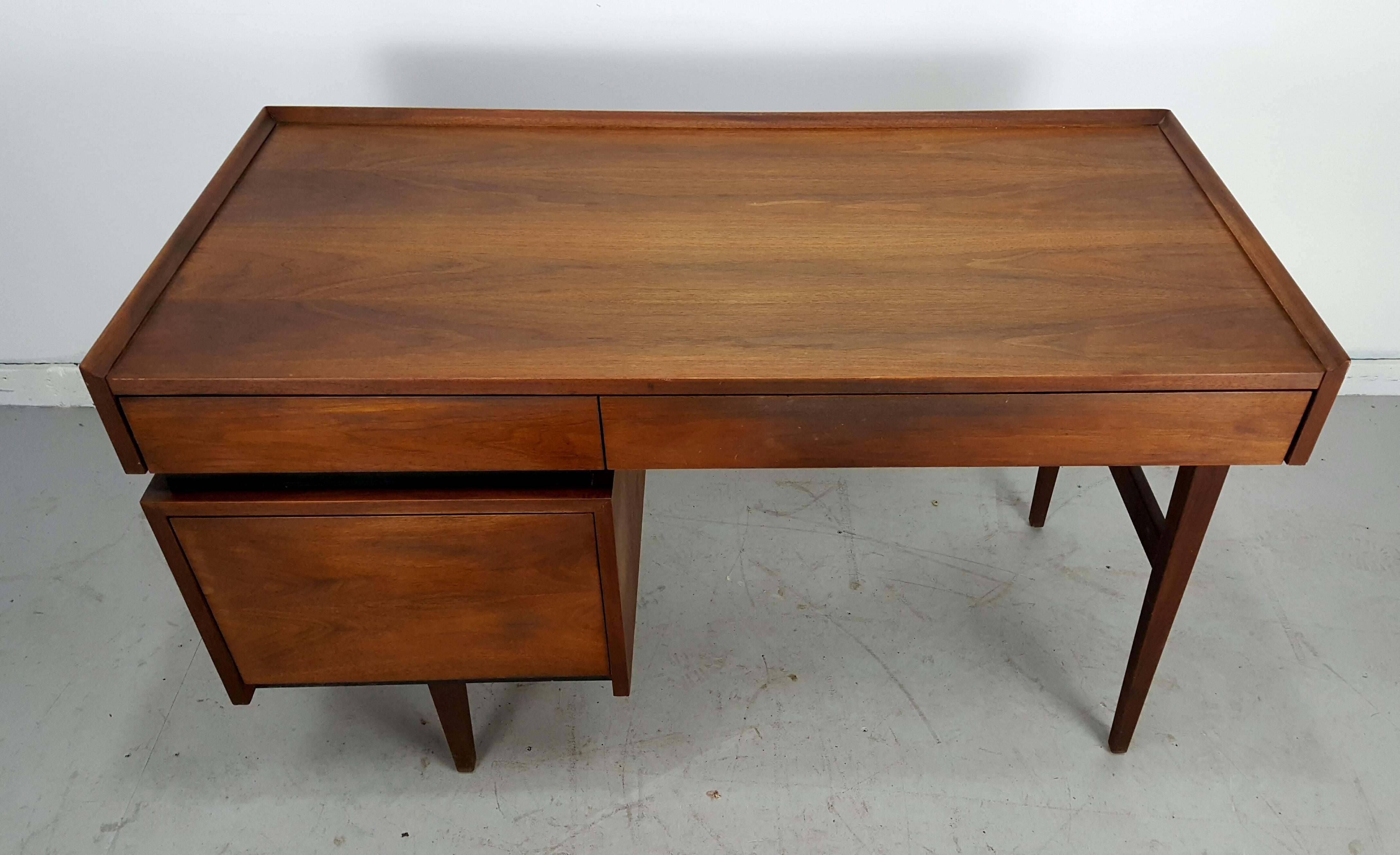 Classic Mid-Century Modern Oiled Walnut Desk by Milo Baughman, Dillingham In Good Condition In Buffalo, NY