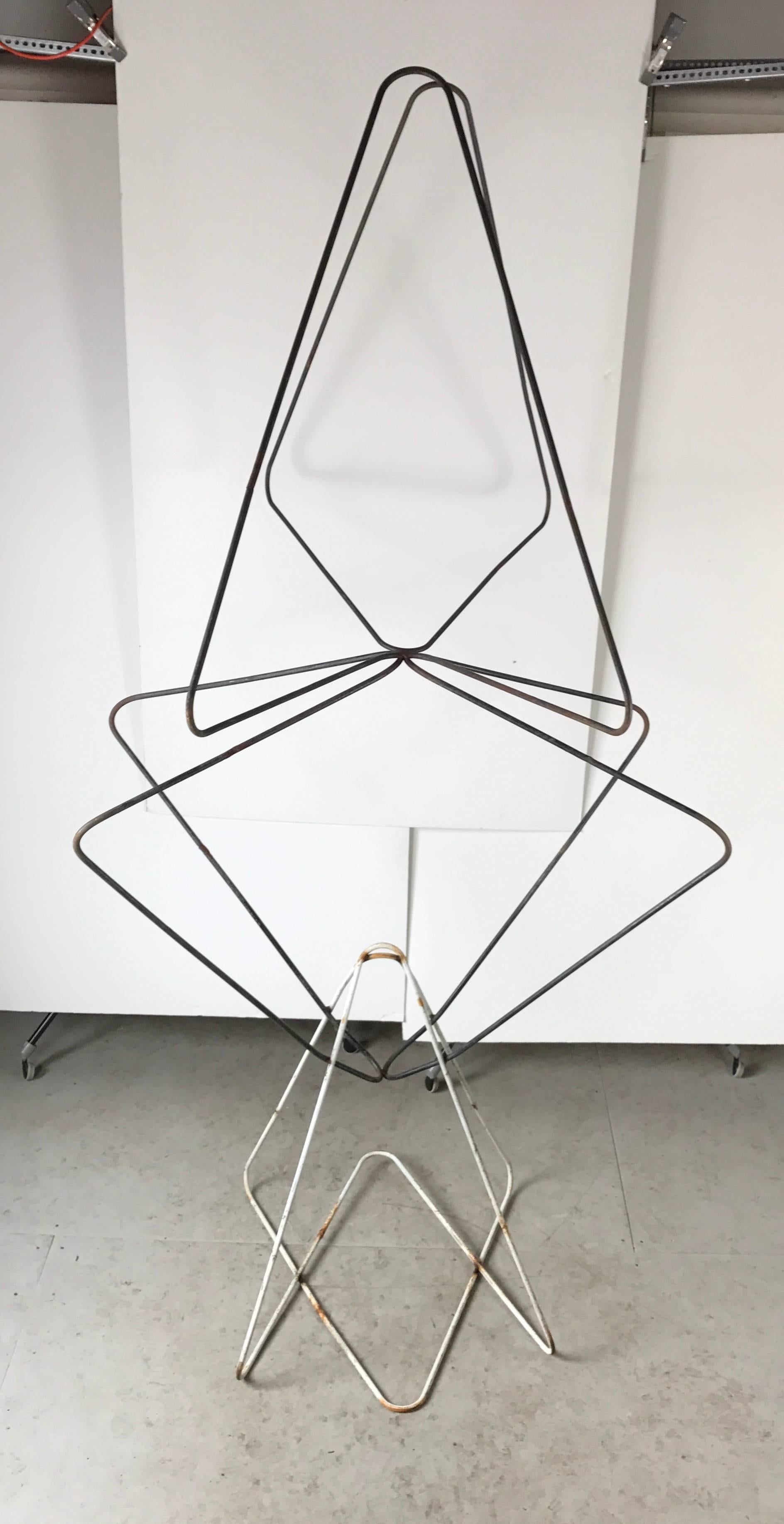 Monumentaler modernistischer „Schmetterlingsstuhl“ aus Eisen, Jorge Ferrari-Hardoy (amerikanisch) im Angebot