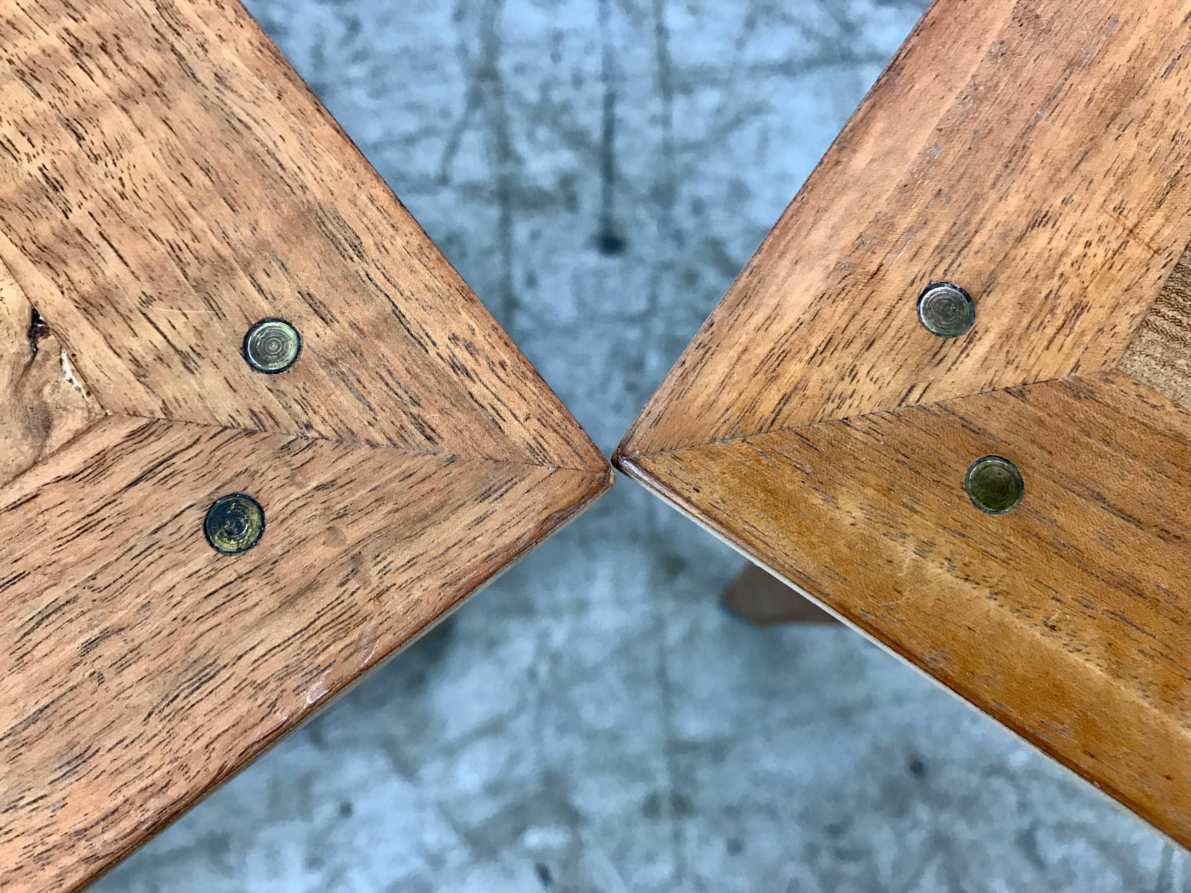 Paire d'étonnantes tables d'appoint en broussin et laiton par Mastercraft Bon état - En vente à Buffalo, NY