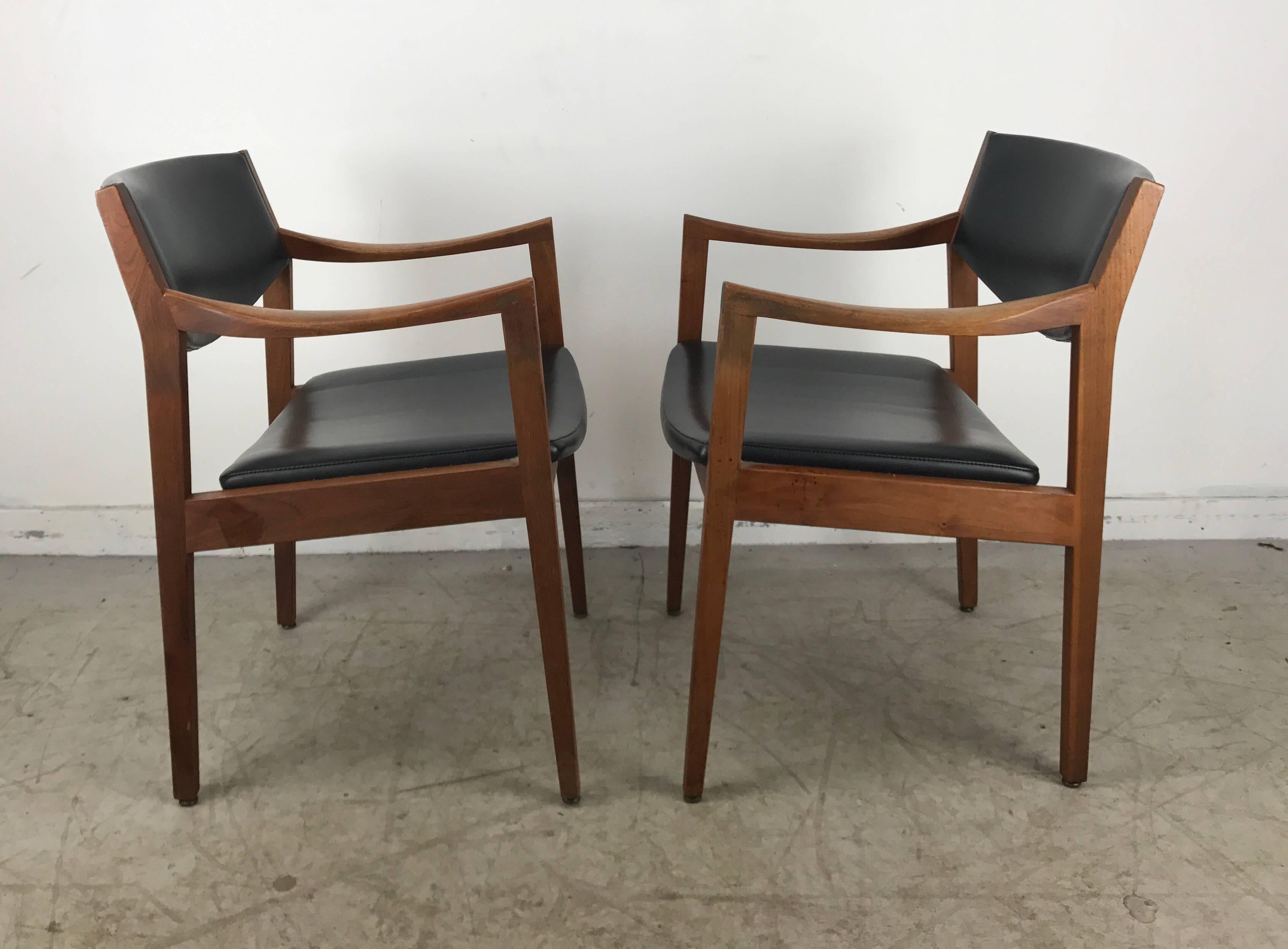Stunning Pair of Modernist Oiled Walnut and Black Armchairs by Gunlocke In Good Condition In Buffalo, NY