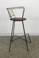 Taburete clásico moderno de mediados de siglo de latón y alambre de hierro