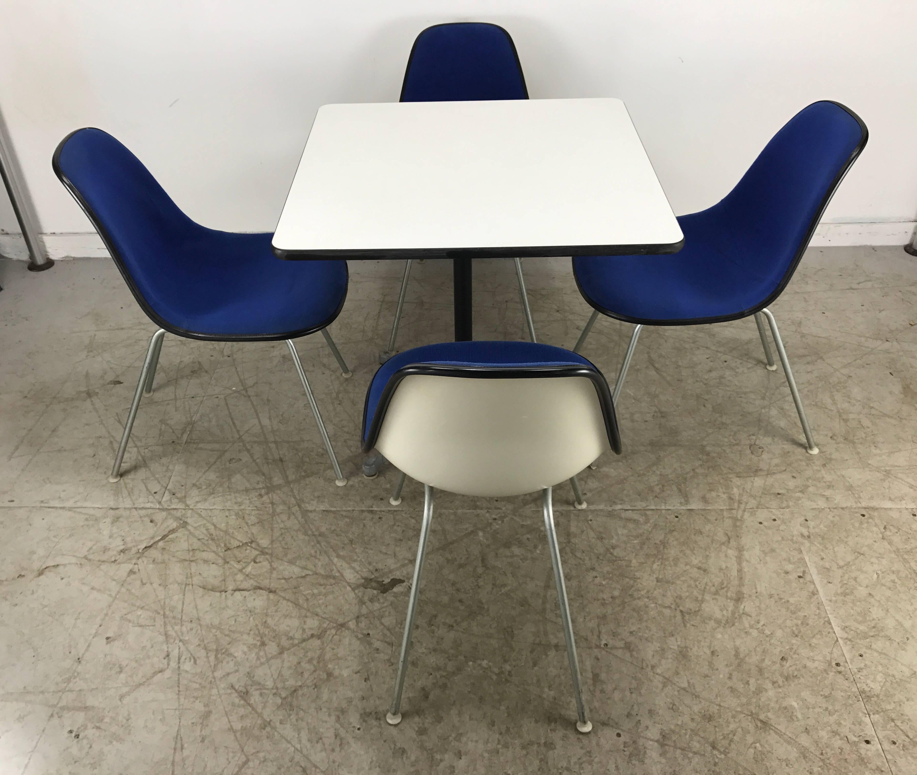 Mid-Century Modern Dinette set designed by Charles and Ray Eames manufactured by Herman Miller, featuring set of four matching fiberglass side shell chairs (scoops) with original electric blue Alexander Girard wool fabric upholstery, Eames aluminium