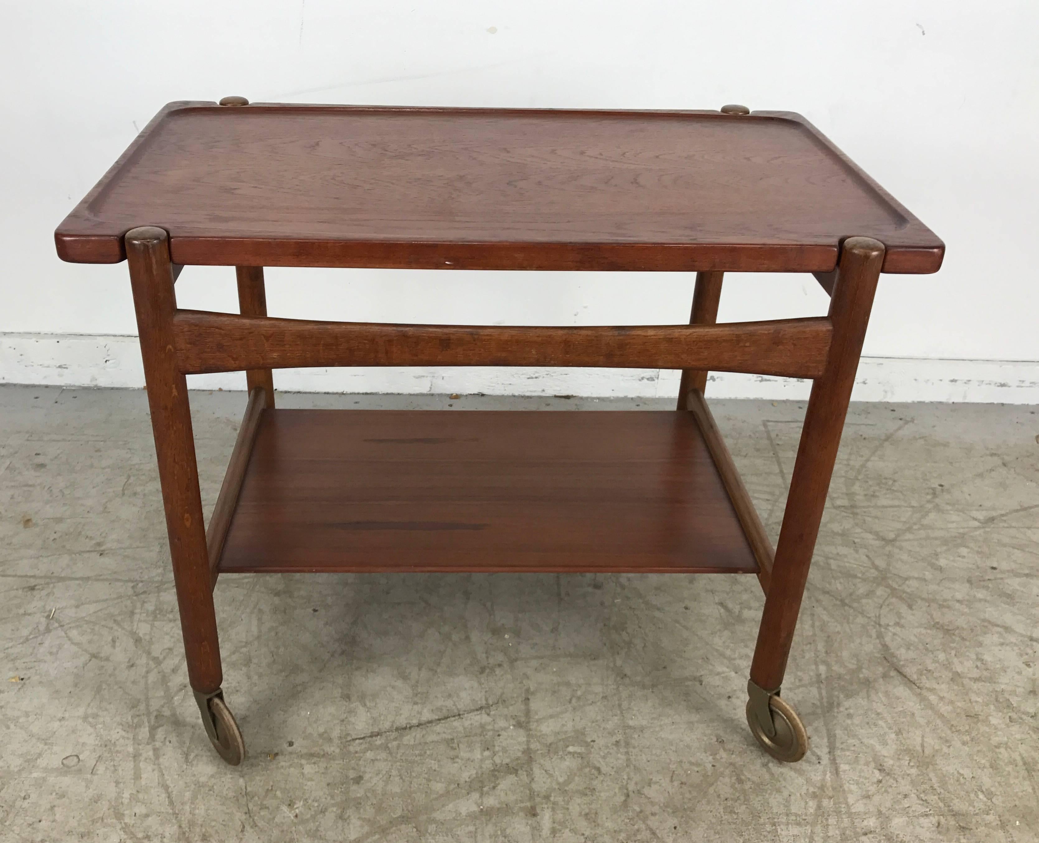 Hans Wegner bar, serving cart, removable tray, made in Denmark Andreas Tuck, Hans. Signed.
All original condition. The tray top is removable and is finished on both sides.