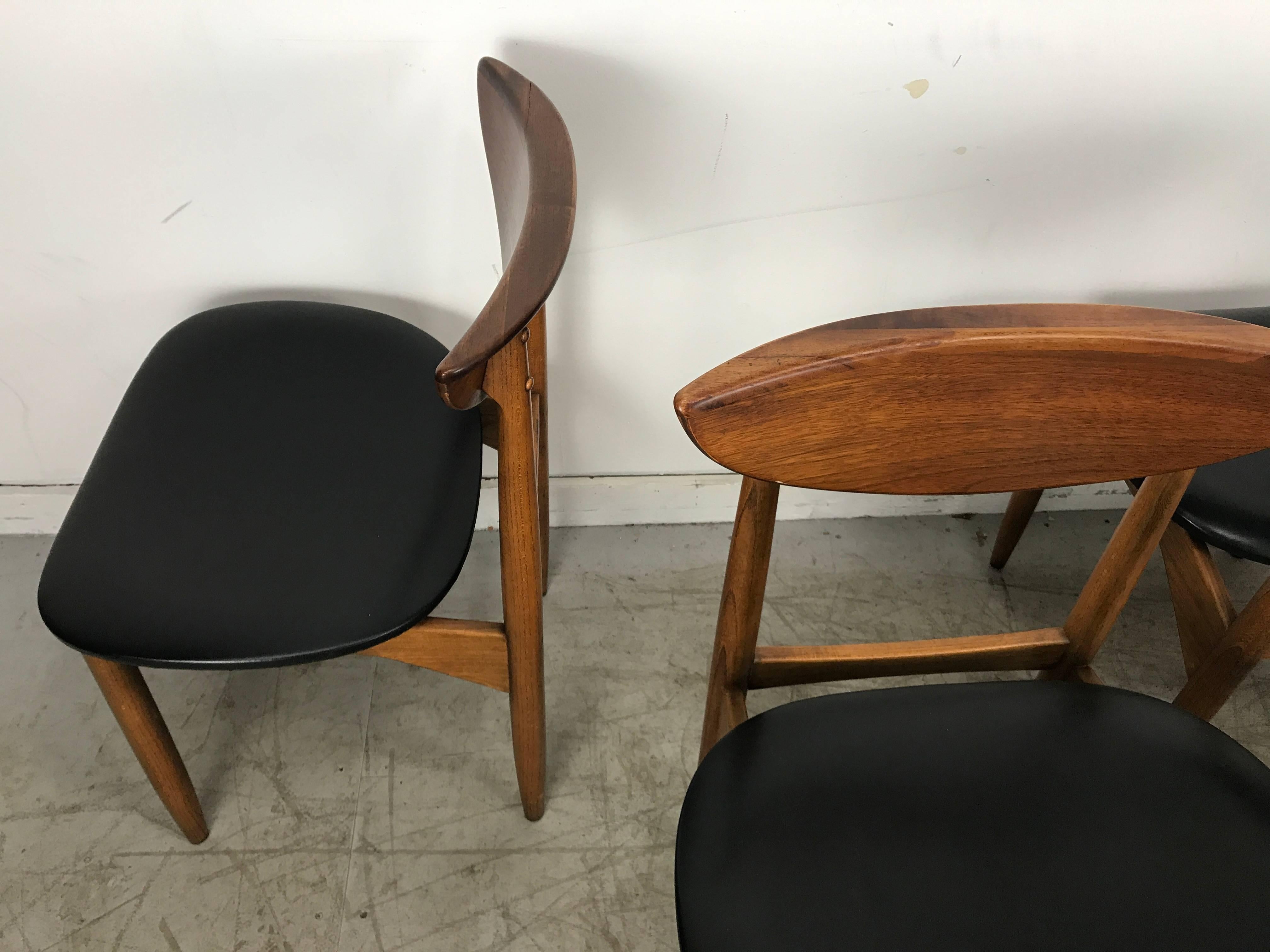Set of Four Mid-Century Modern Walnut Dining Chairs by Lane In Good Condition In Buffalo, NY