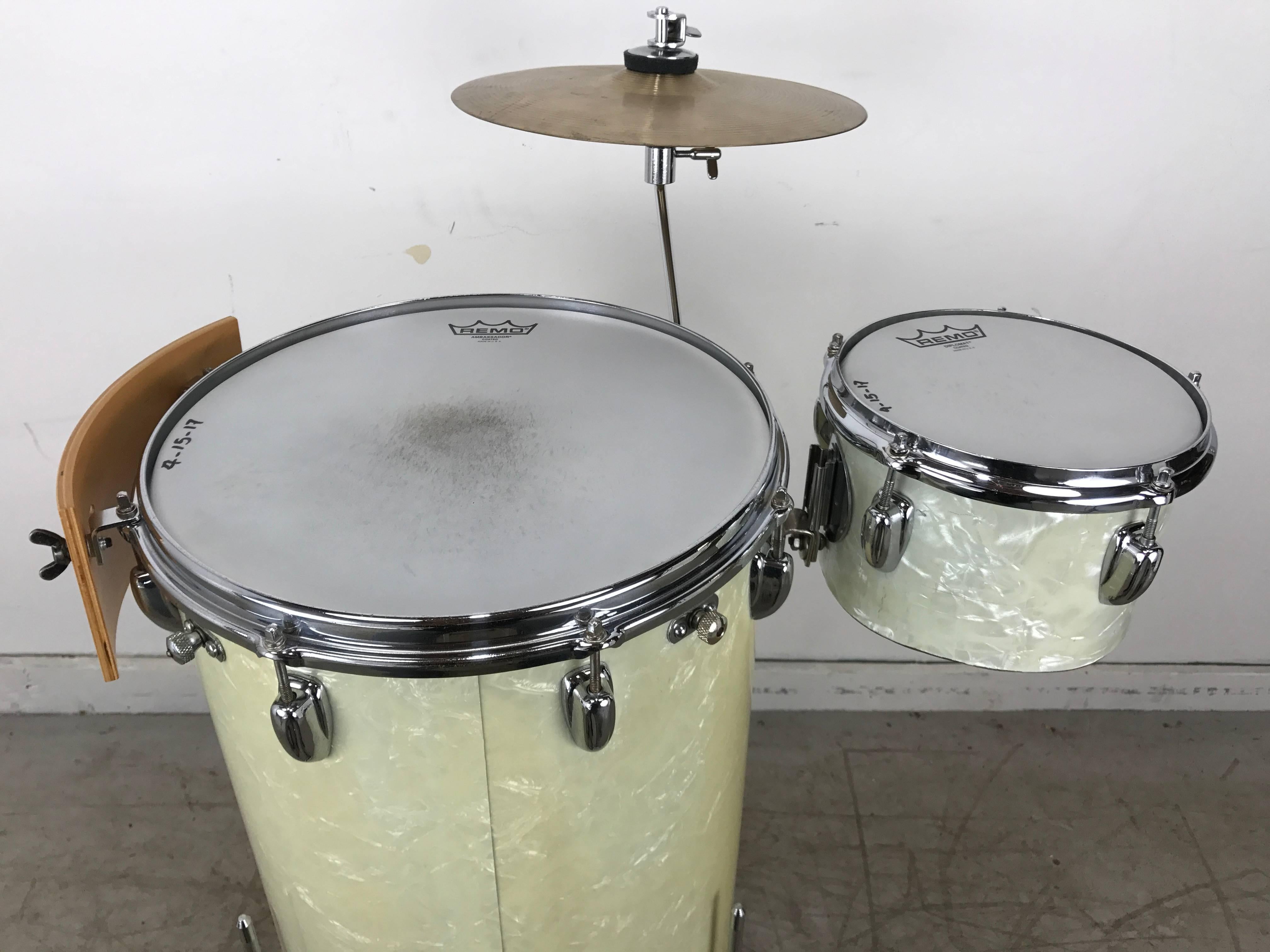 1960s slingerland white pearl cocktail kit drum set. Fully restored. Amazing sound, replaced pearl brand reverse foot pedal. New Yamaha Cascara Wedge as well as newer hi-hat cymbals added, Classic Mid-Century Modern design.