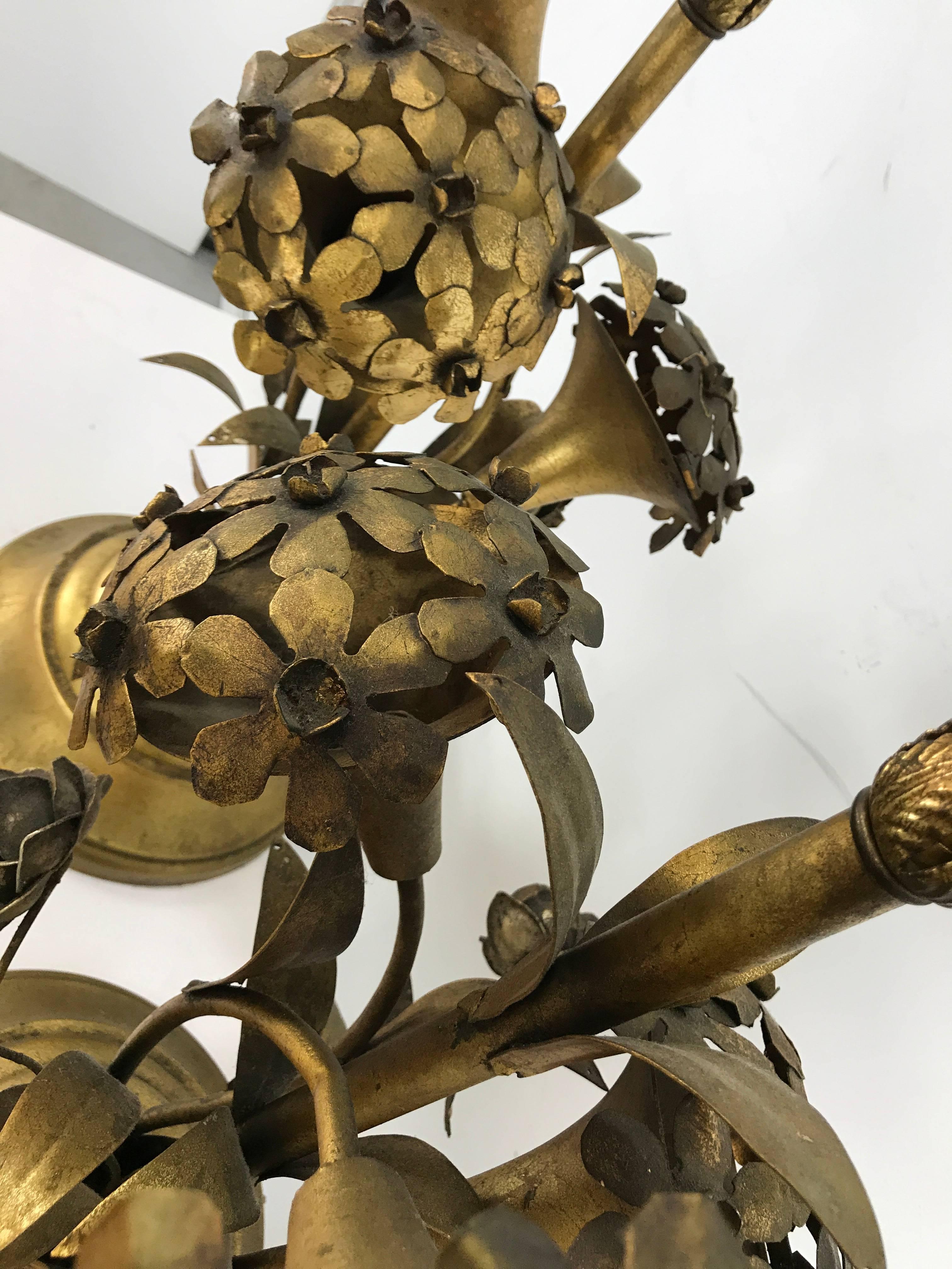 Pair of Regency Modern Gold Gilt Hydrangea Themed Table Lamps, Italy In Good Condition For Sale In Buffalo, NY