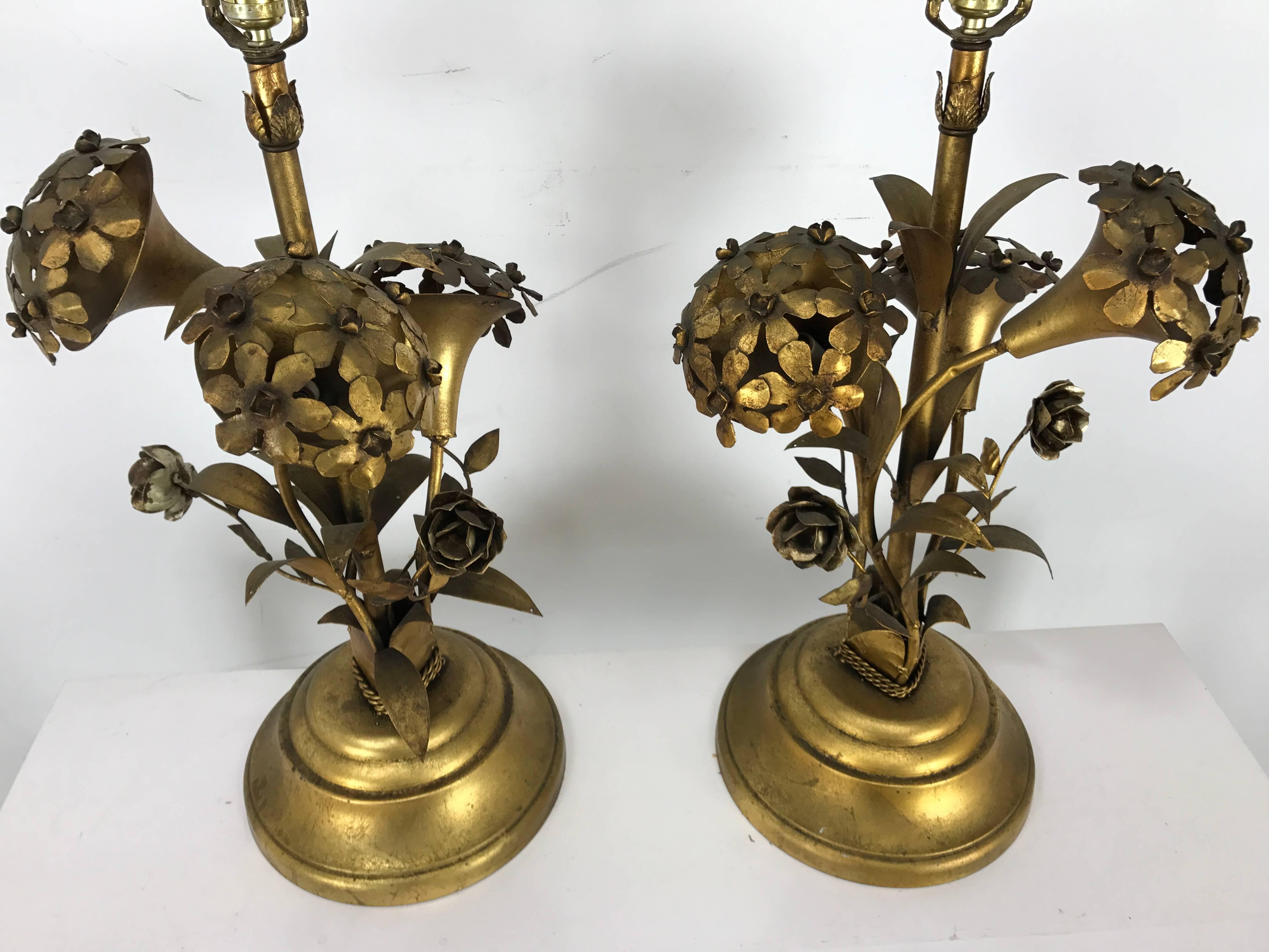 Mid-Century Modern Pair of Regency Modern Gold Gilt Hydrangea Themed Table Lamps, Italy For Sale