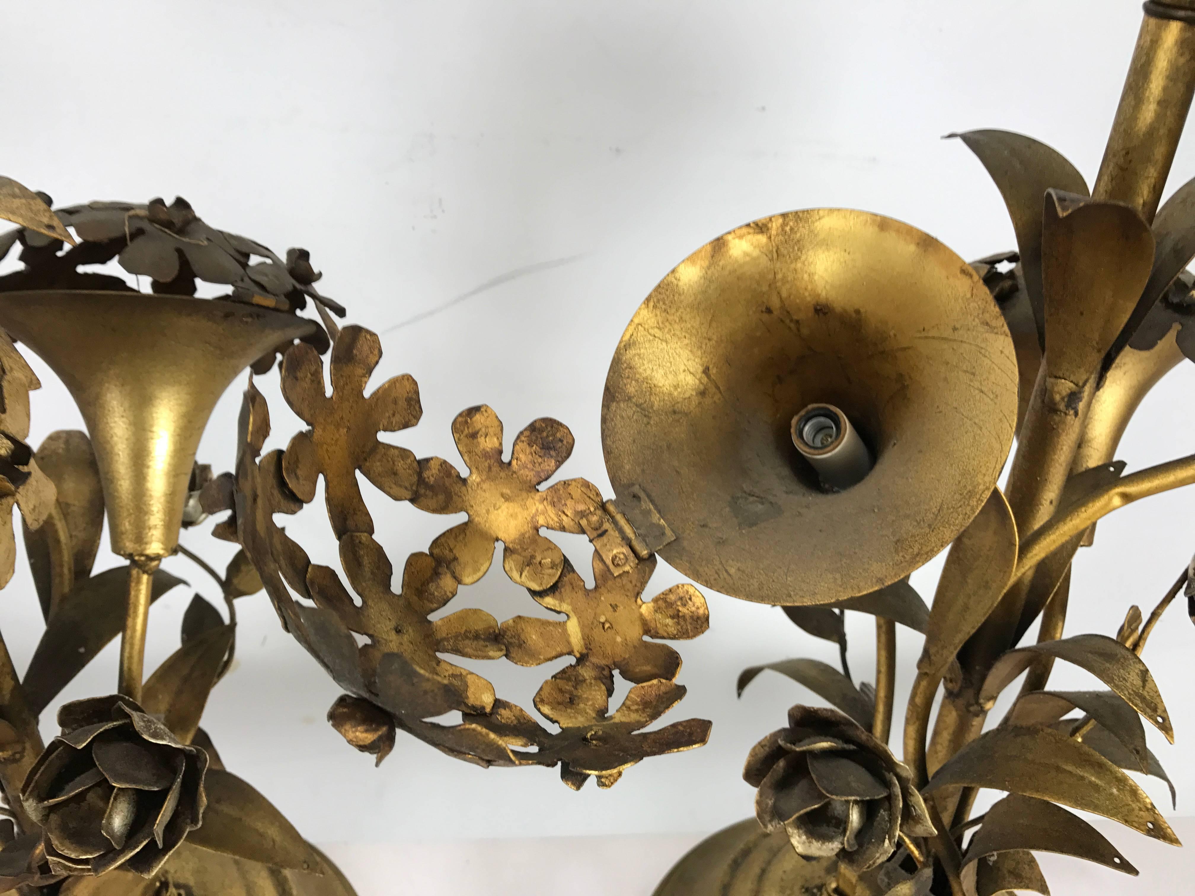 Italian Pair of Regency Modern Gold Gilt Hydrangea Themed Table Lamps, Italy For Sale