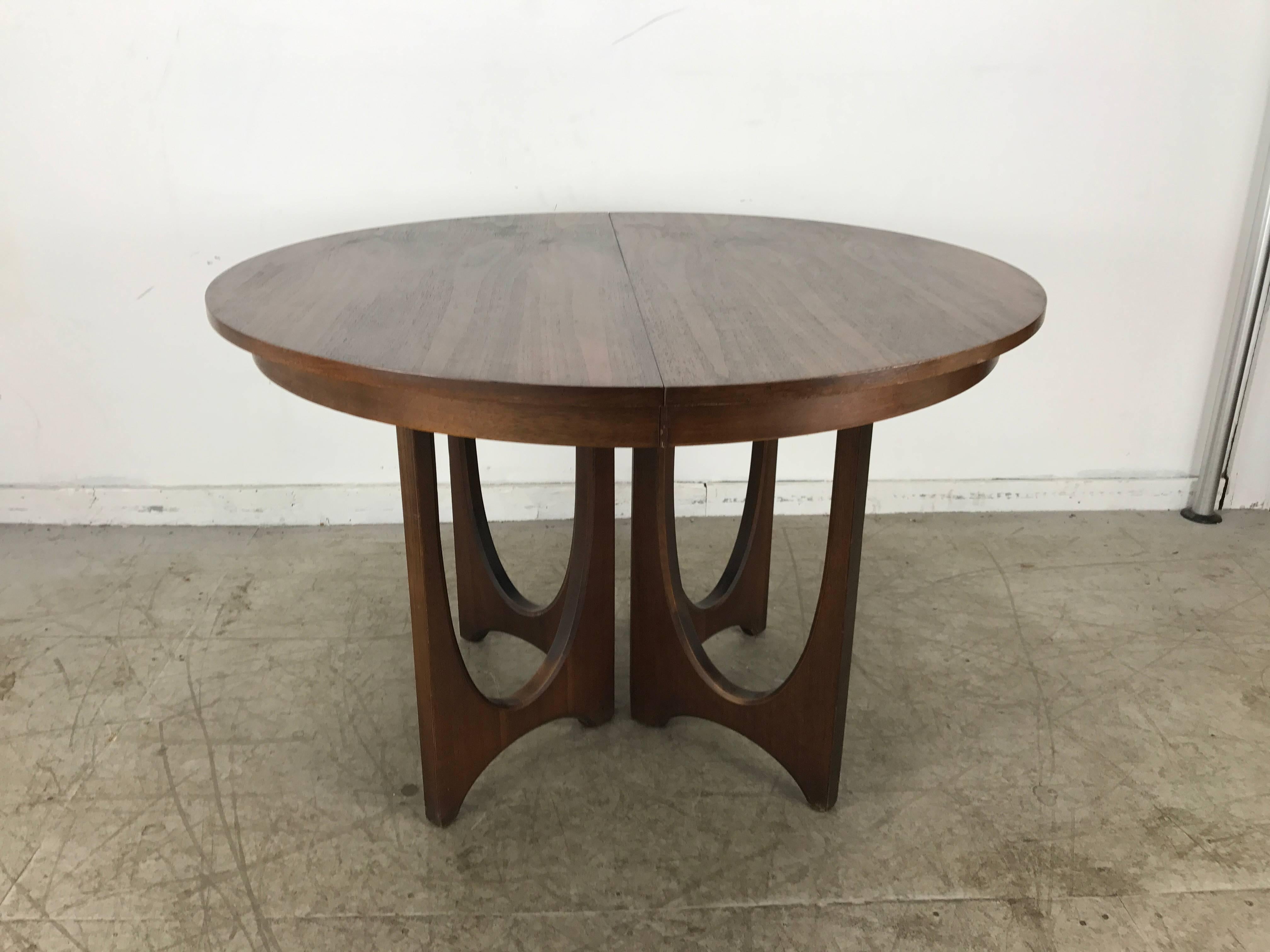 Mid-Century Modern expandable walnut sculptural dining table Broyhill Brasilia, stunning figured walnut matched grain top with sculptural expanding base, measures 44