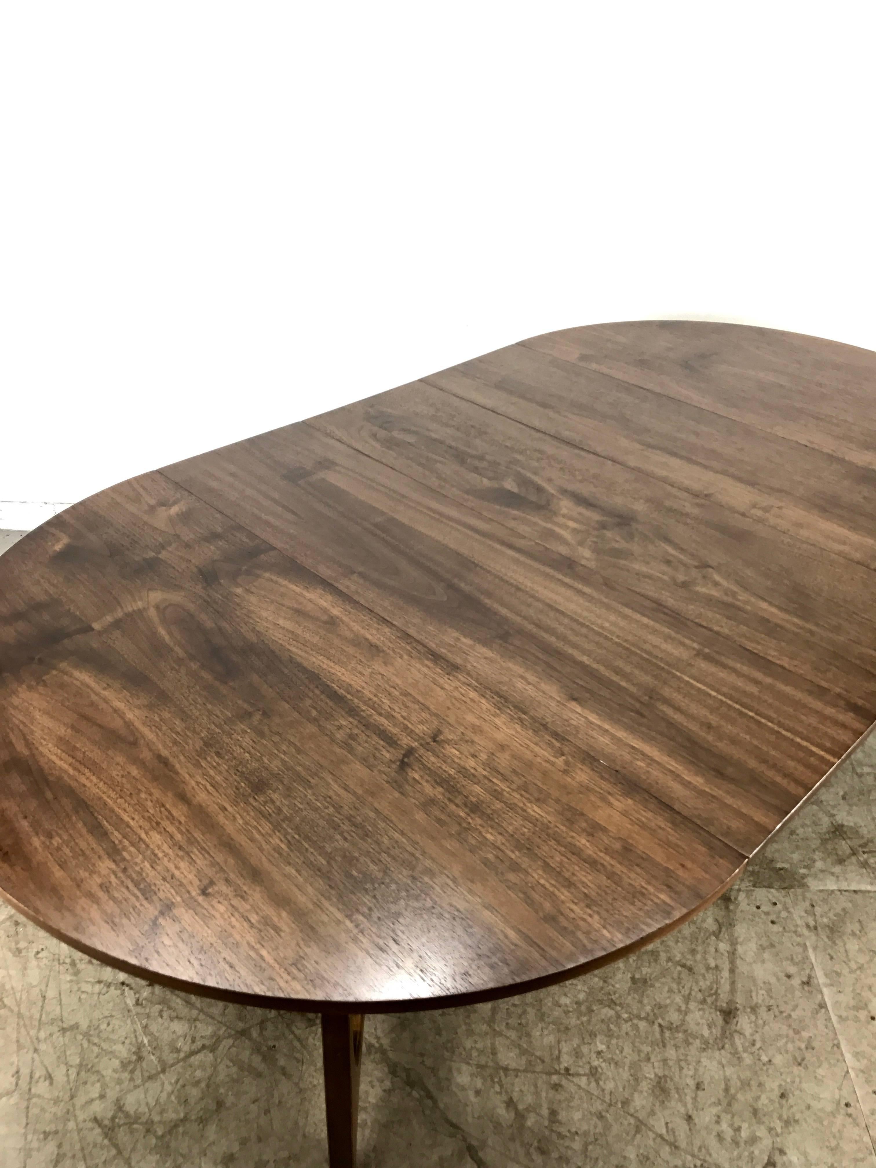 Mid-Century Modern Expandable Walnut Sculptural Dining Table Broyhill Brasilia In Excellent Condition In Buffalo, NY