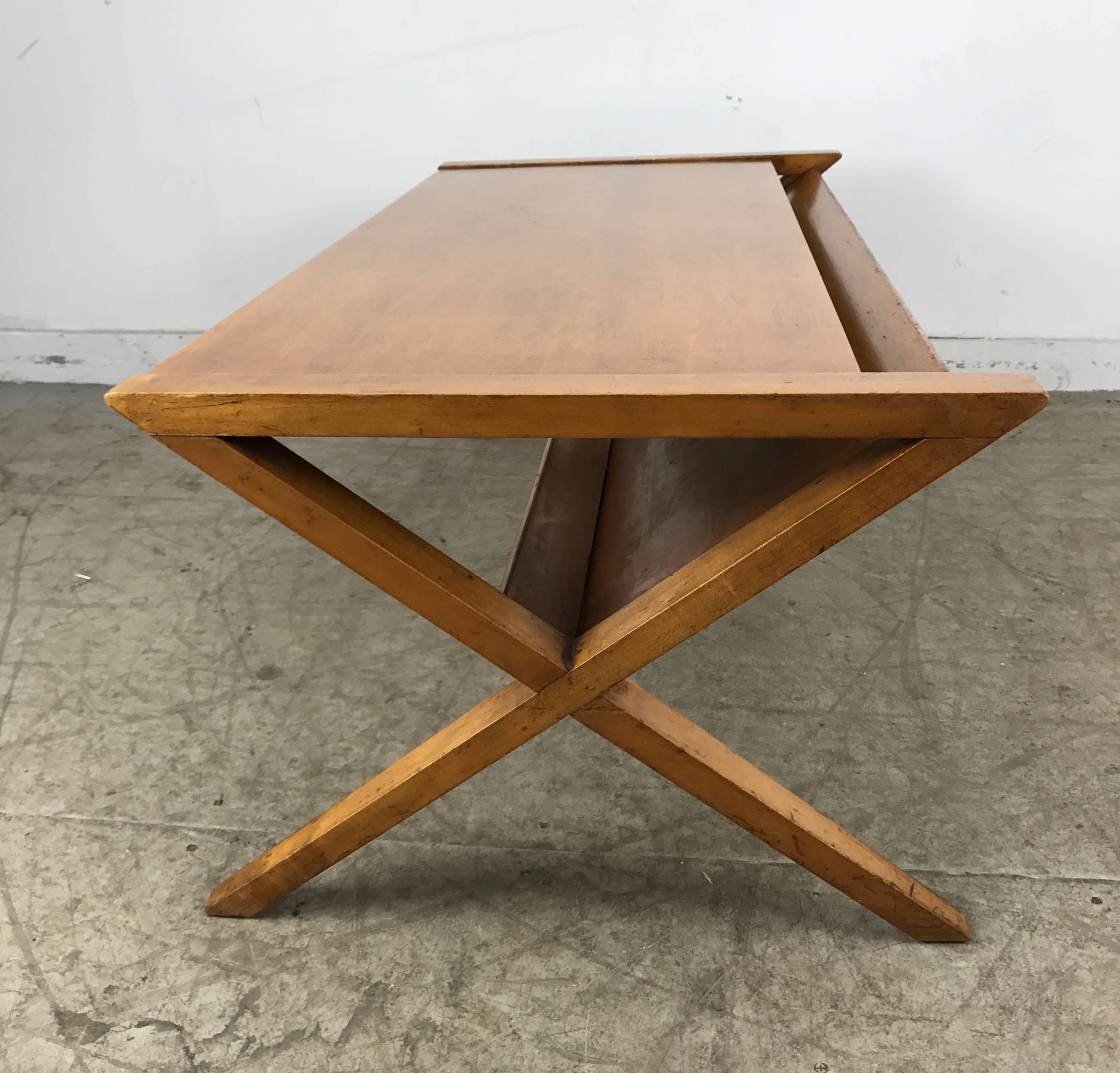 Américain Table basse/table de magazine moderniste en acajou blond, pieds en X, Robsjohn en vente