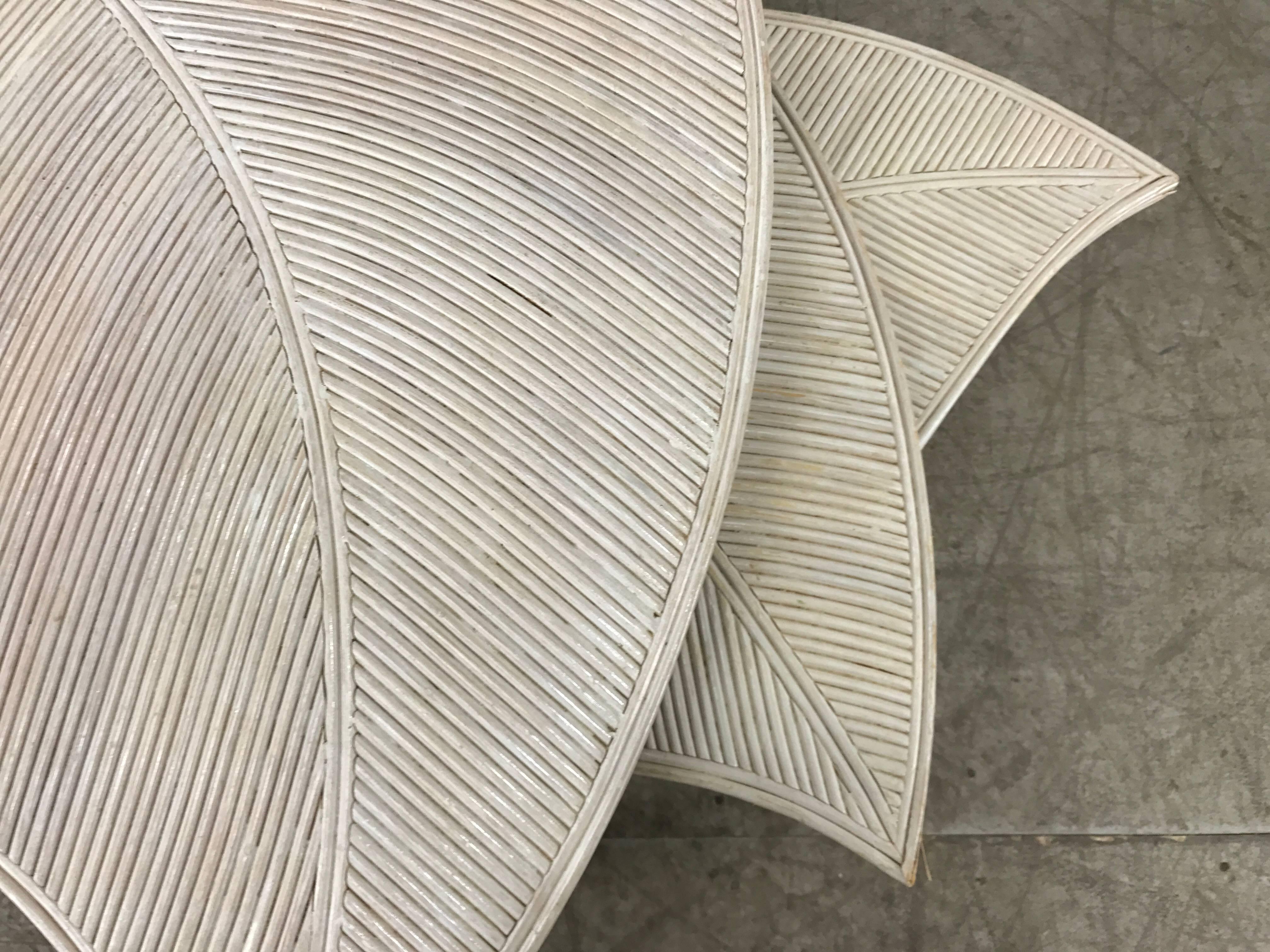 Dekorative Blätter-Motiv-Tische aus Bambus und Schilf, Hollywood Regency im Angebot 1
