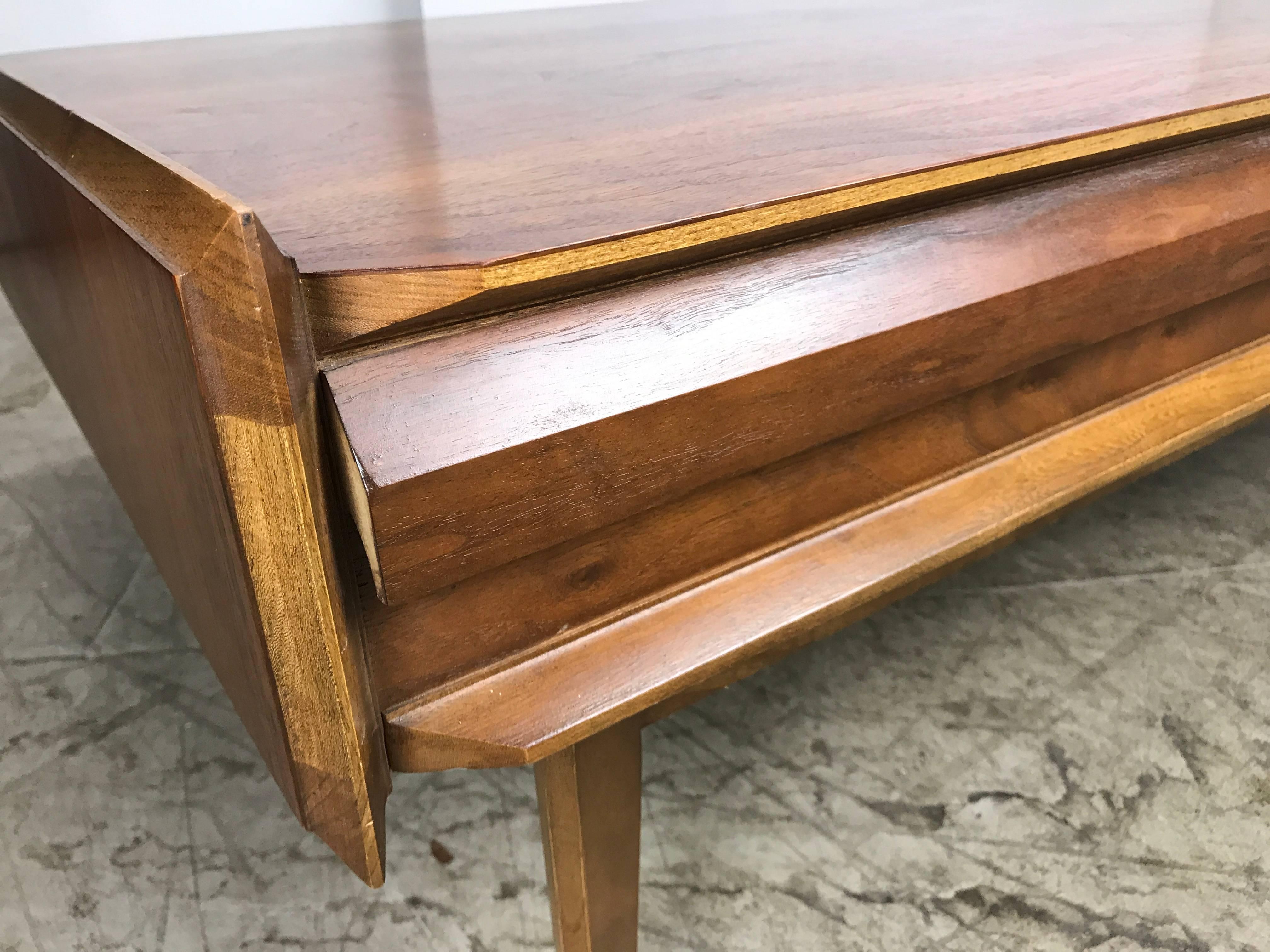 Modernist Figured Walnut Cocktail Table by Andre Bus for Lane In Good Condition In Buffalo, NY