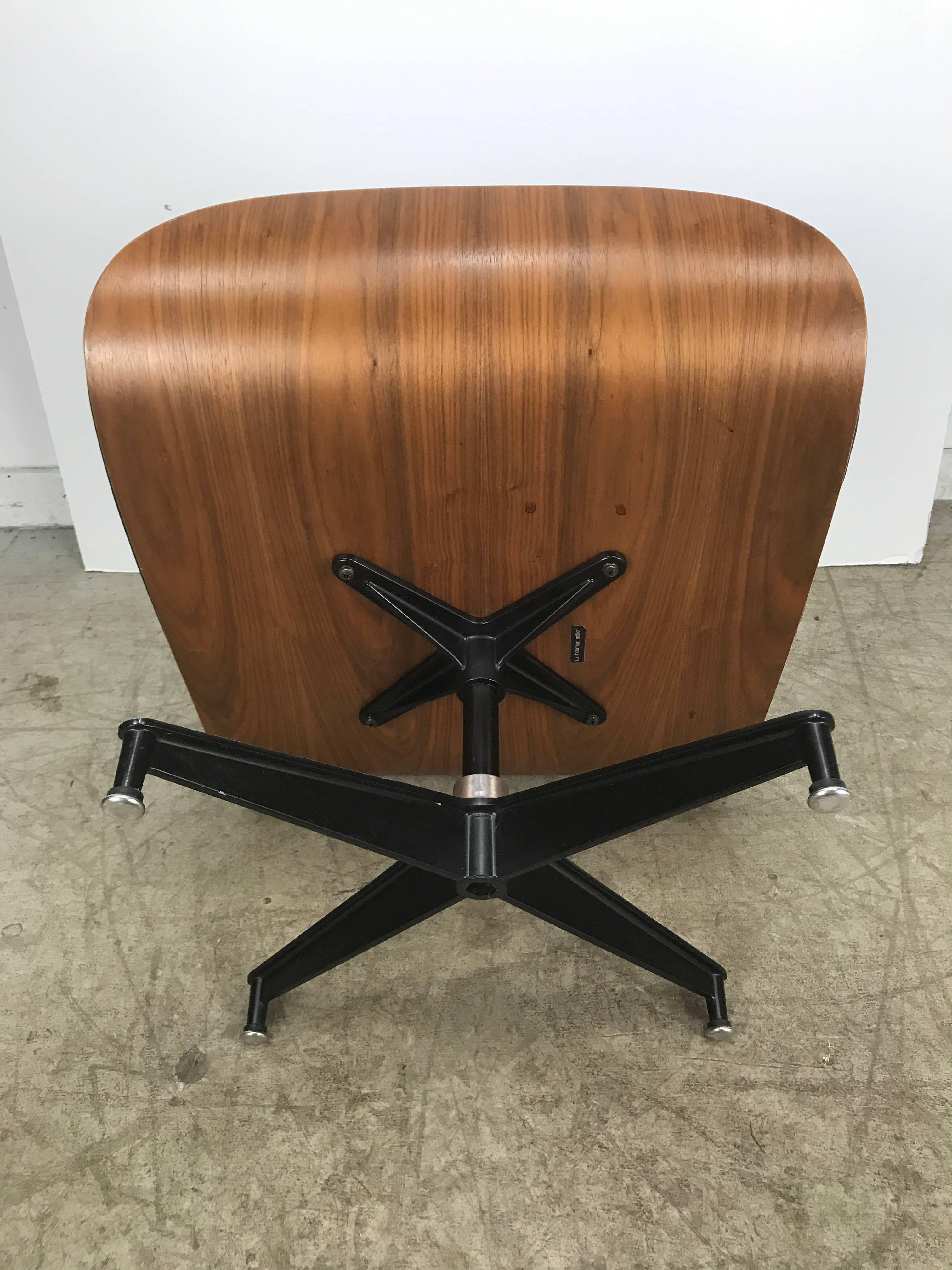 Classic Charles Eames 1970s Leather and Walnut 671 Ottoman, Herman Miller In Good Condition In Buffalo, NY