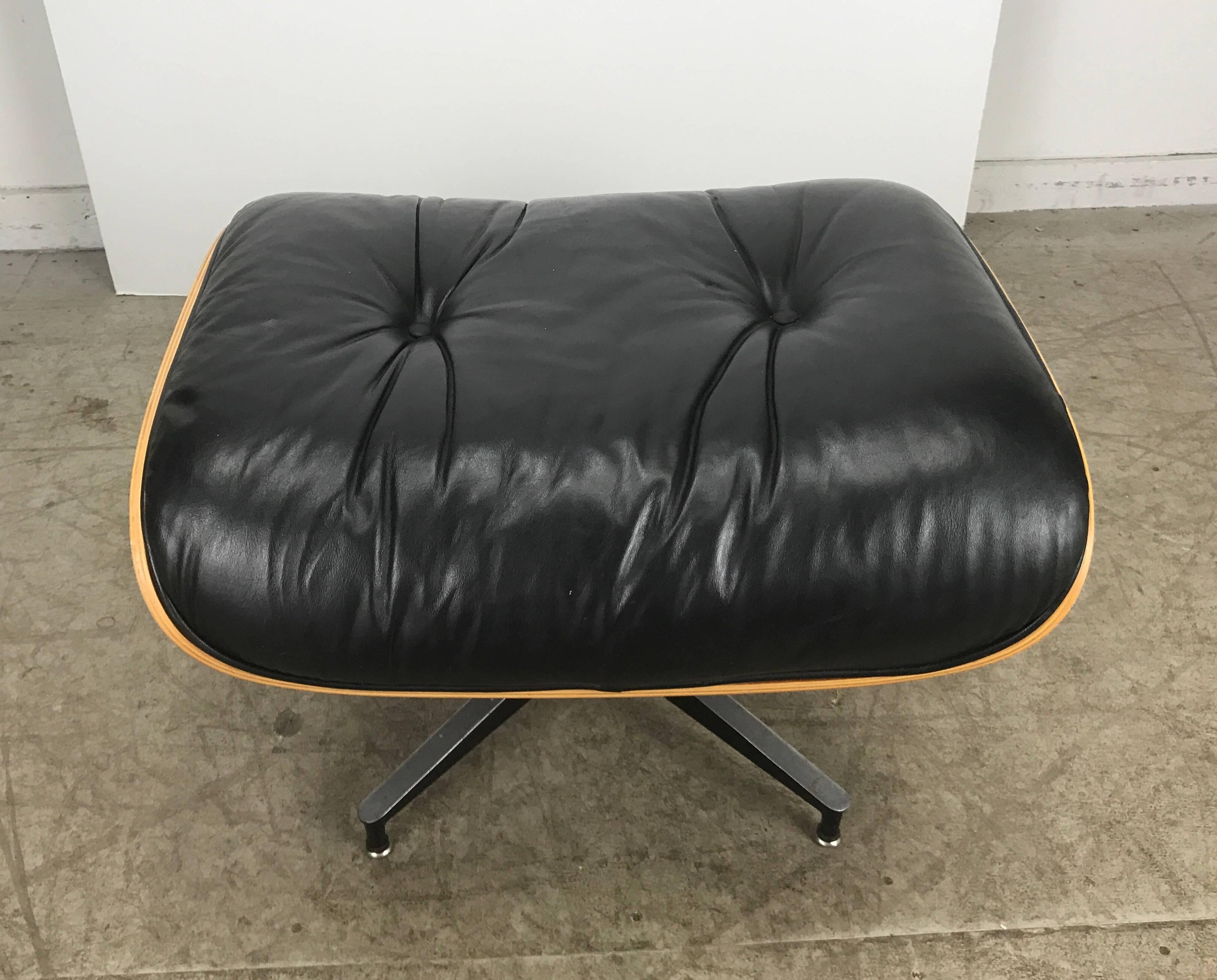 Mid-Century Modern Classic Charles Eames 1970s Leather and Walnut 671 Ottoman, Herman Miller