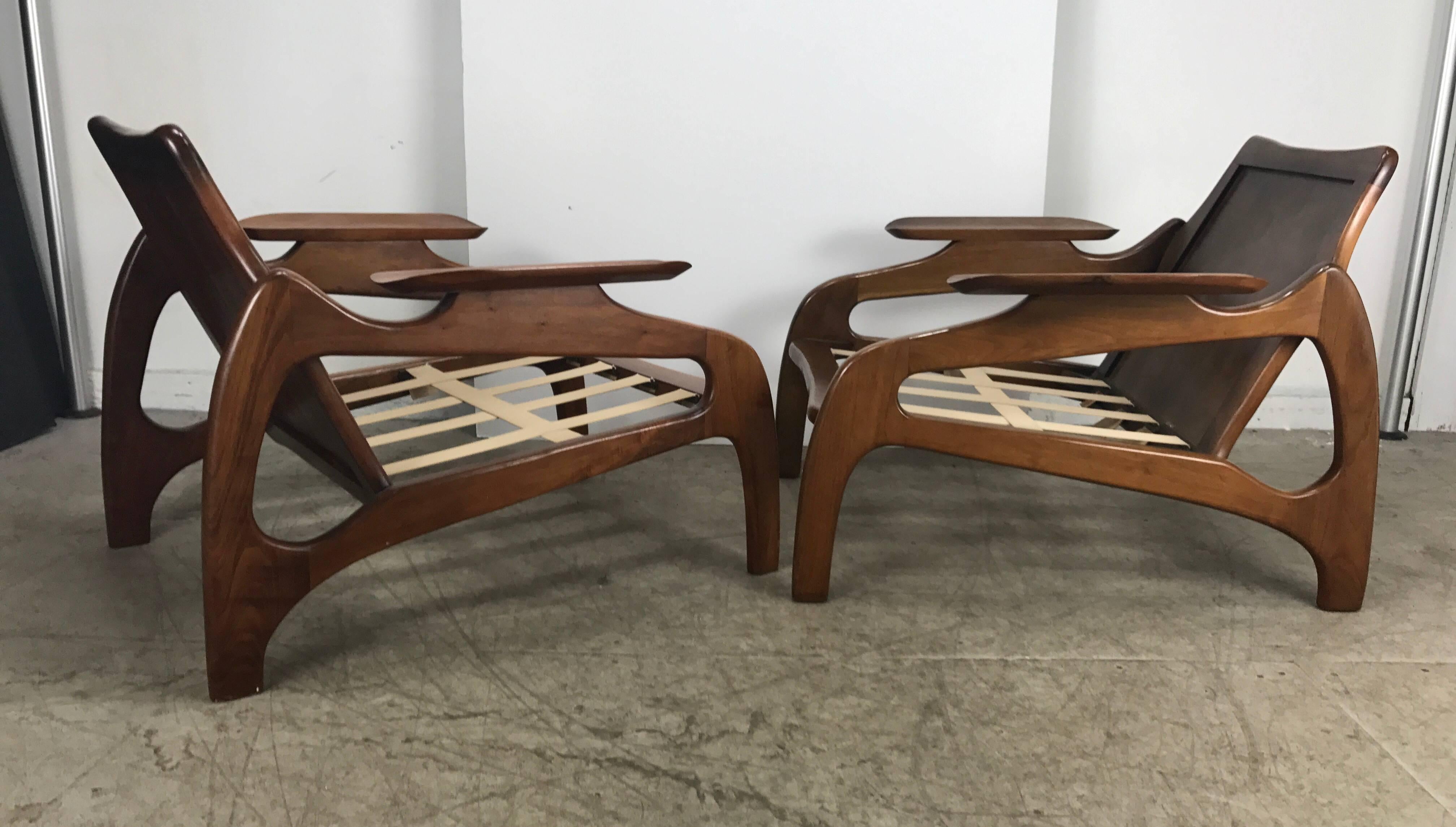 Pair of Model 1209C Walnut Lounge Chairs by Adrian Pearsall /Craft Associates In Good Condition In Buffalo, NY