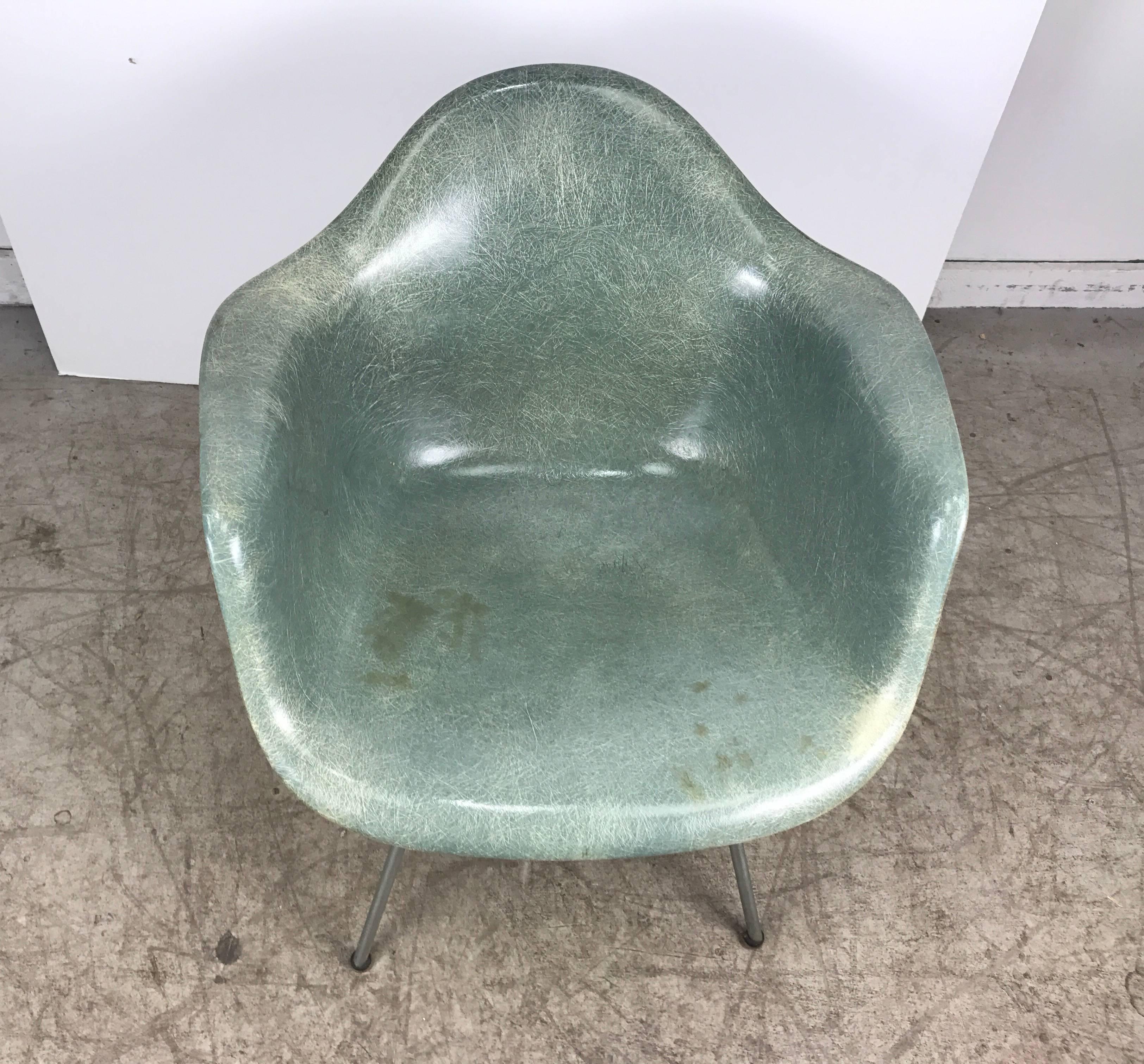Première génération, vers 1950 Charles et Ray Eames. Chaise de salon à bras en mousse de mer verte de qualité musée, fabriquée par Zenith Plastic Co./Herman Miller. Il est doté d'étonnantes fibres apparentes, d'un revêtement en gel d'origine, d'un
