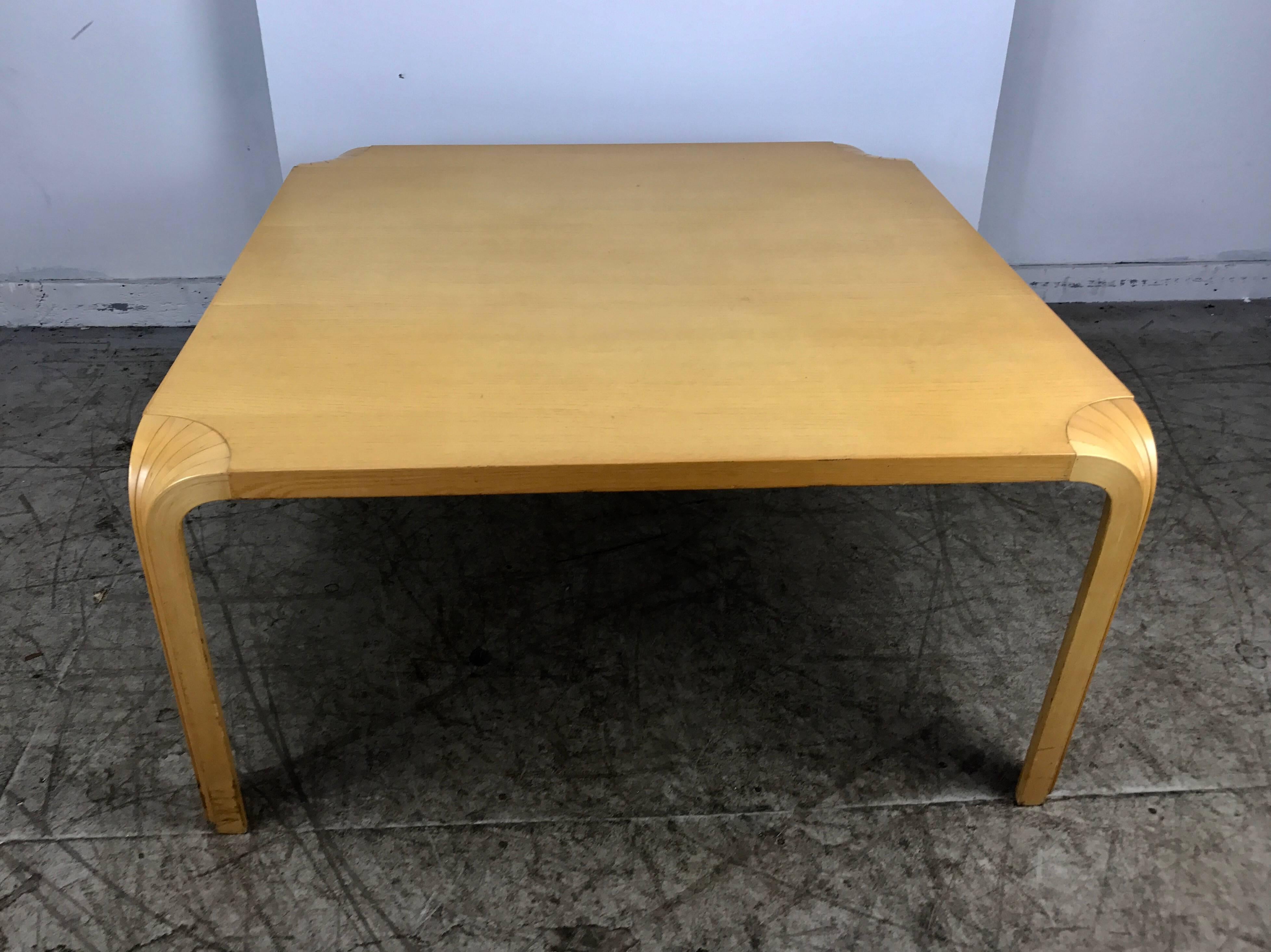 Table basse vintage à pieds en éventail d'Alvar Aalto pour Artek. Excellent état d'origine, belle patine chaude et riche. Livraison en main propre à New York City sur n'importe quel trajet depuis Buffalo New York, Veuillez consulter une liste