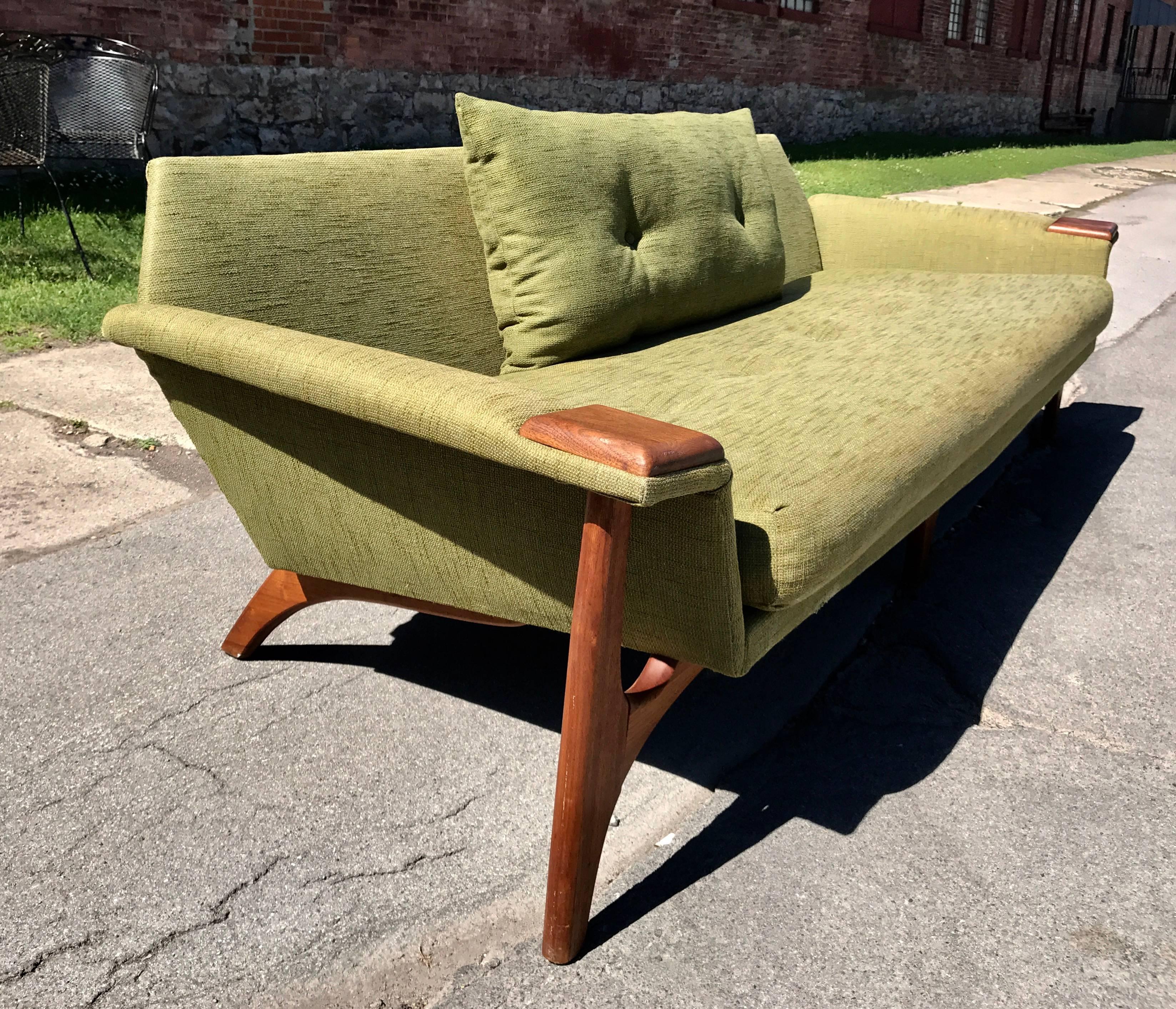 Sculptural Walnut Sofa by Adrian Pearsall for Craft Associates, circa 1960 In Good Condition In Buffalo, NY