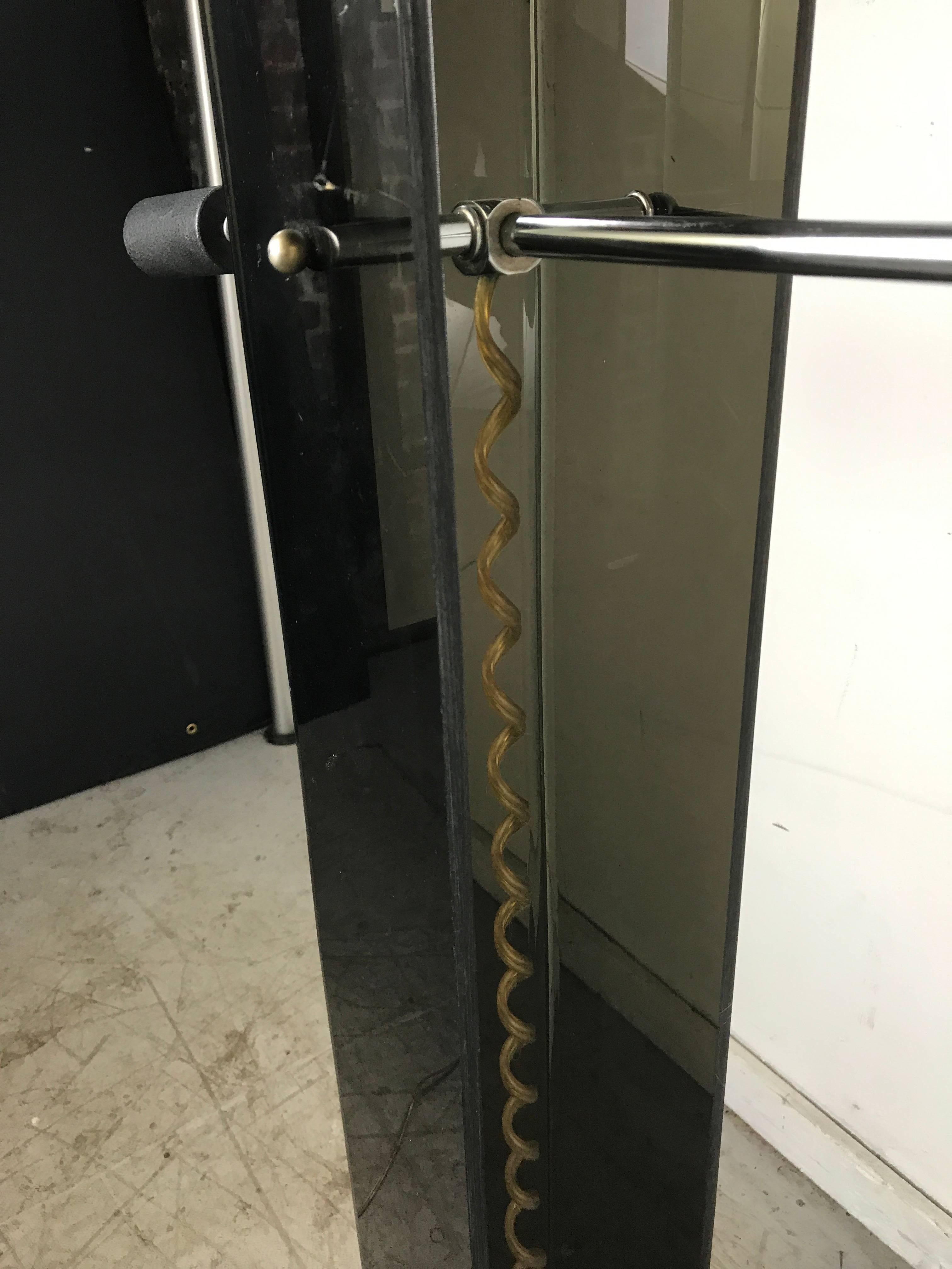 Alluminio Lampada da terra a bracci regolabili in acrilico nero e cromo, stile metà secolo moderno in vendita