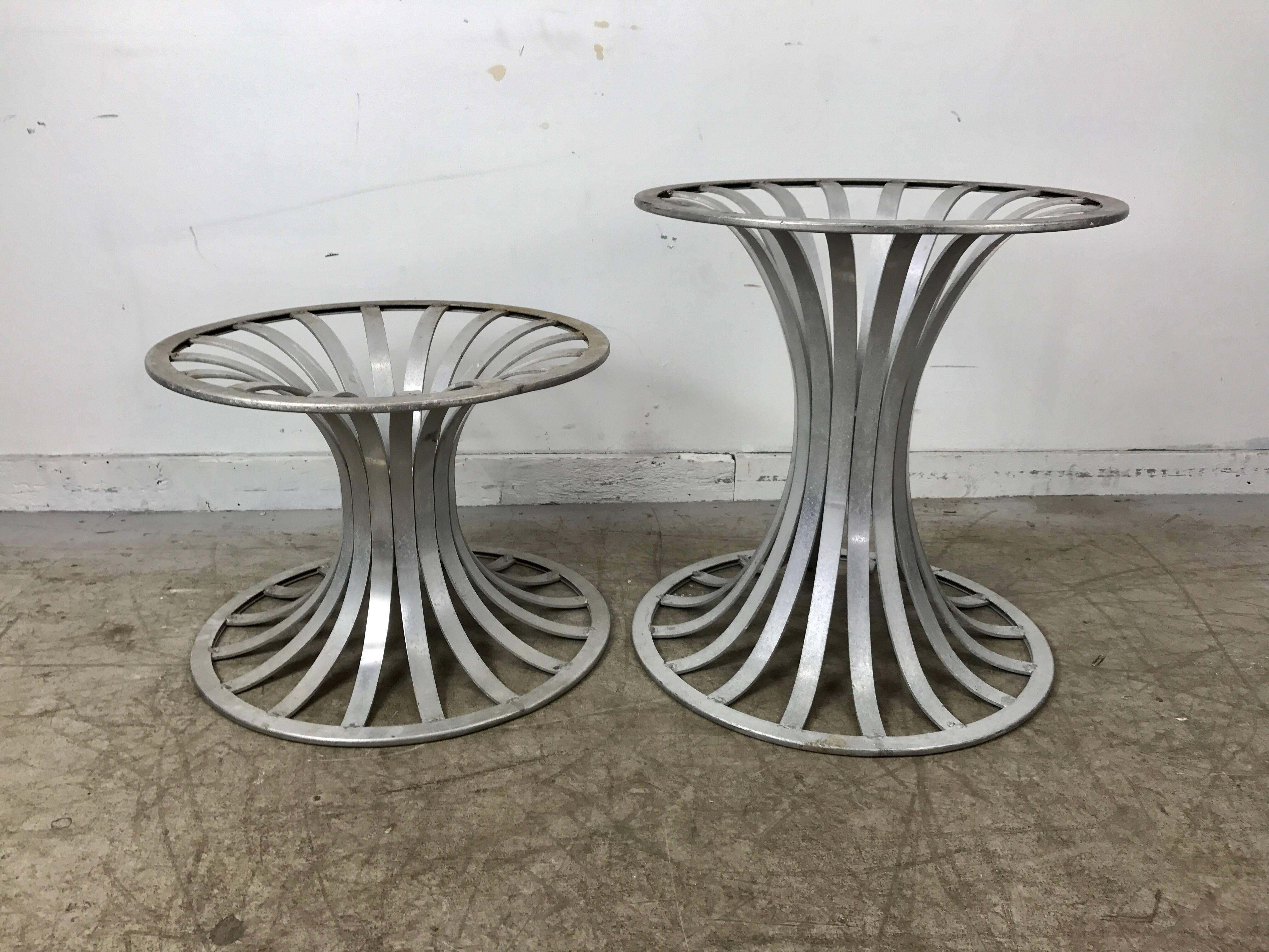 Américain Paire de bases ou piédestaux de table en aluminium de Woodard en vente