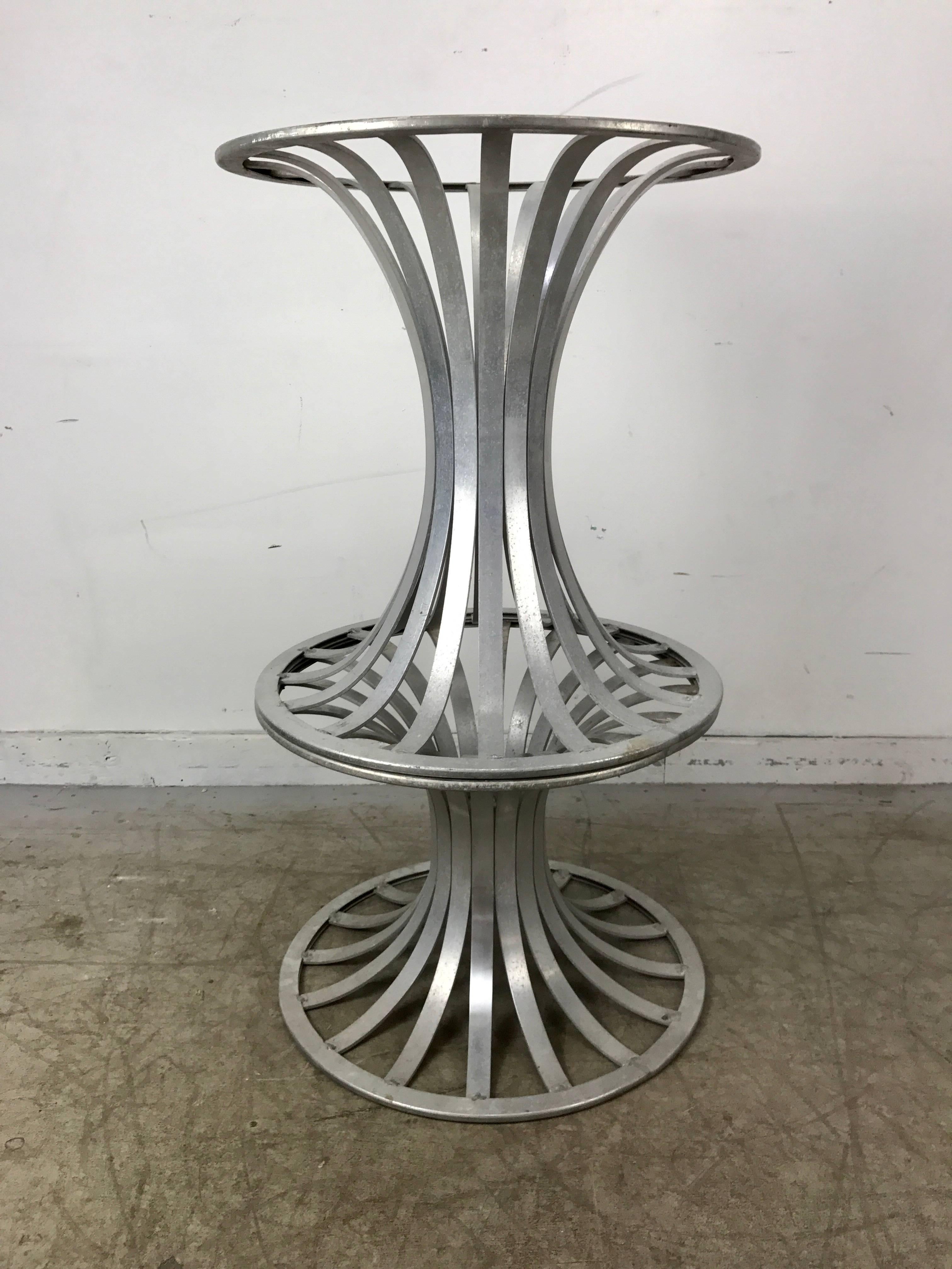 20ième siècle Paire de bases ou piédestaux de table en aluminium de Woodard en vente