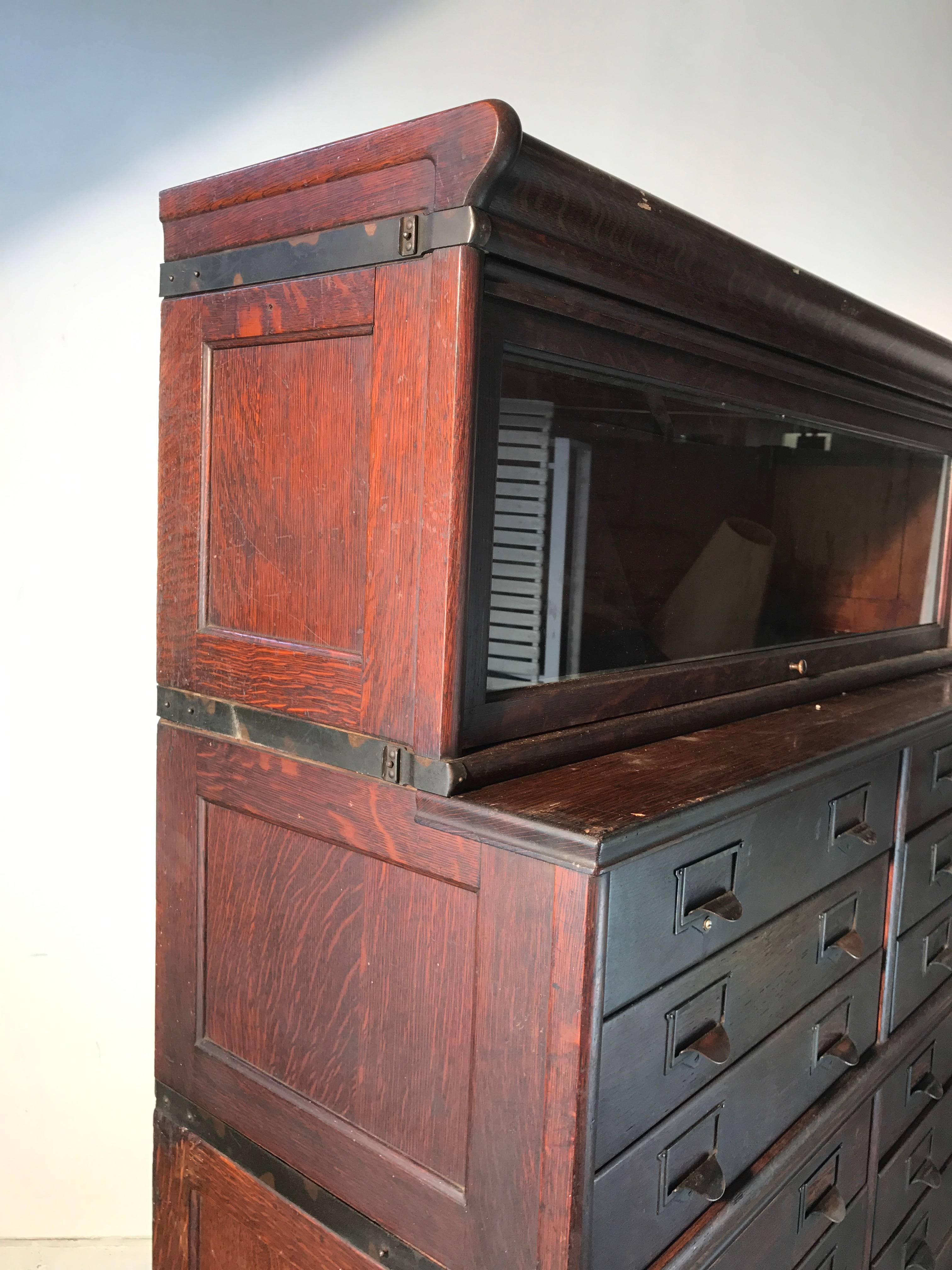 Unusual Globe Wernicke Stacking Cabinet with Bookcase Top, Quarter Sawn Oak In Good Condition In Buffalo, NY