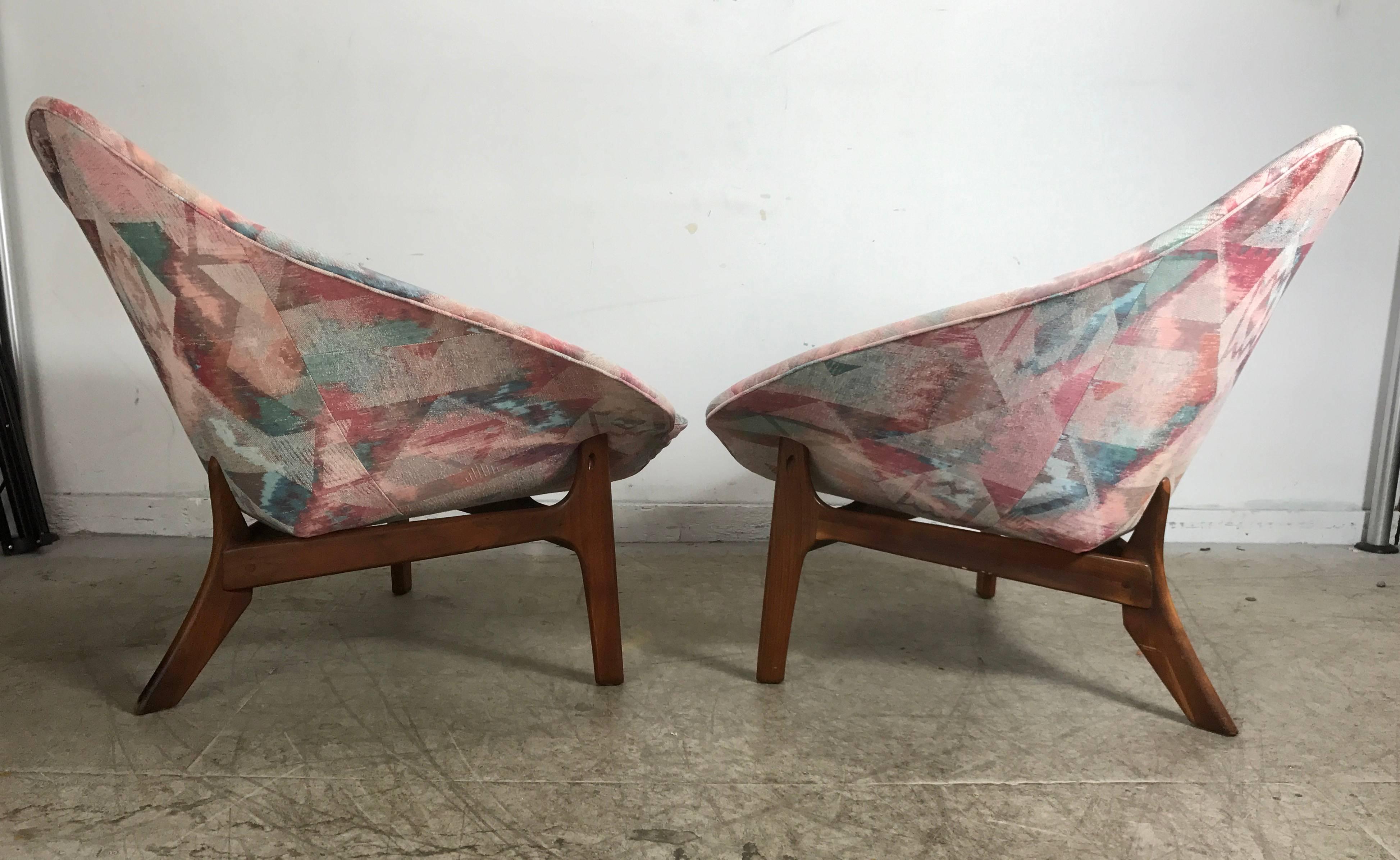 Américain Paire de chaises longues sculpturales en noyer de style mi-siècle moderne par Adrian Pearsall en vente