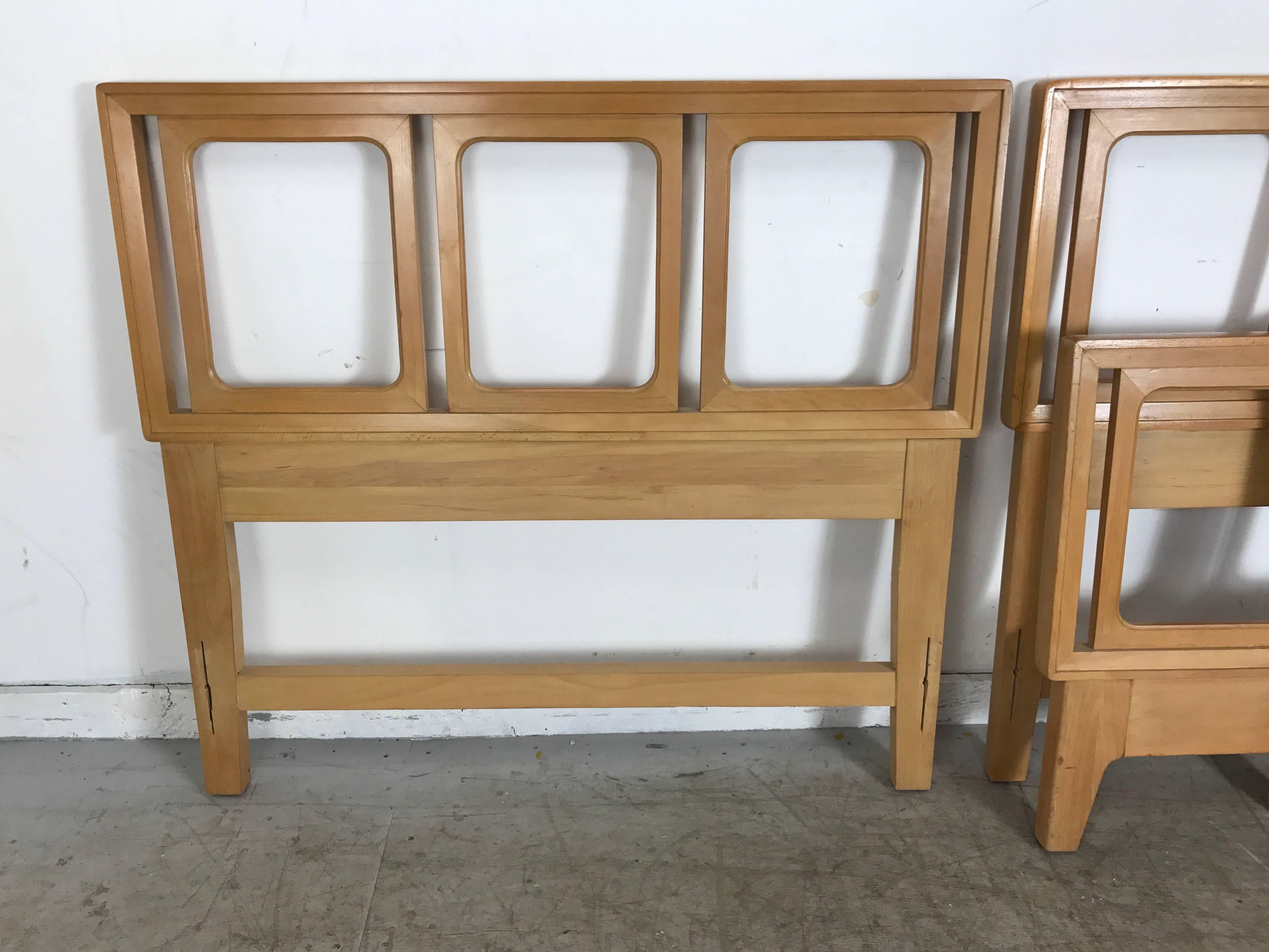 Mid-Century Modern Pair of Blonde Mahogany Beds by Edward Wormley for Drexel Precedent