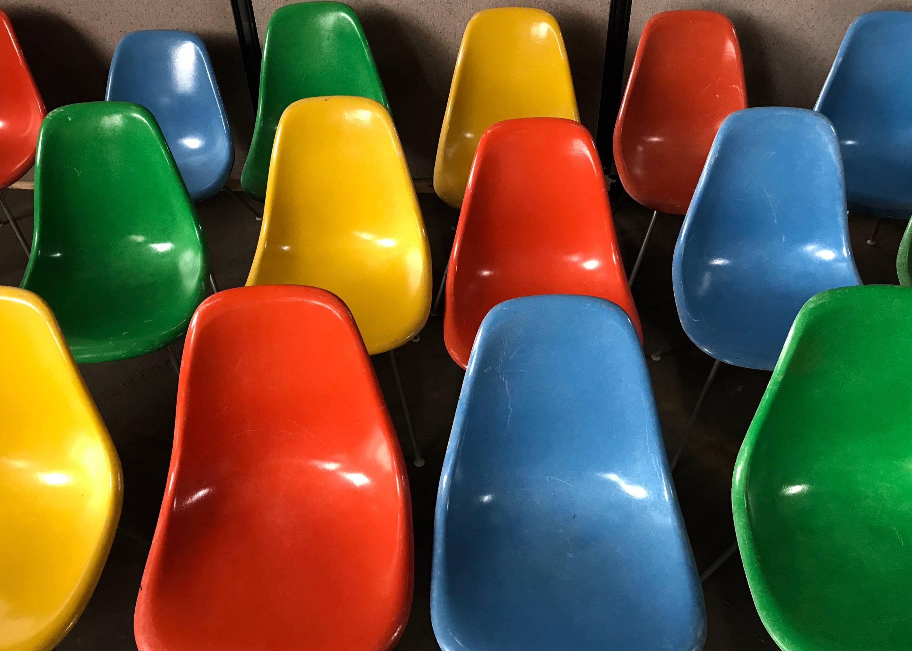 Set of 18 Charles and Ray Eames Fiberglass Scoop Shell Chairs DSX Herman Miller In Good Condition In Buffalo, NY