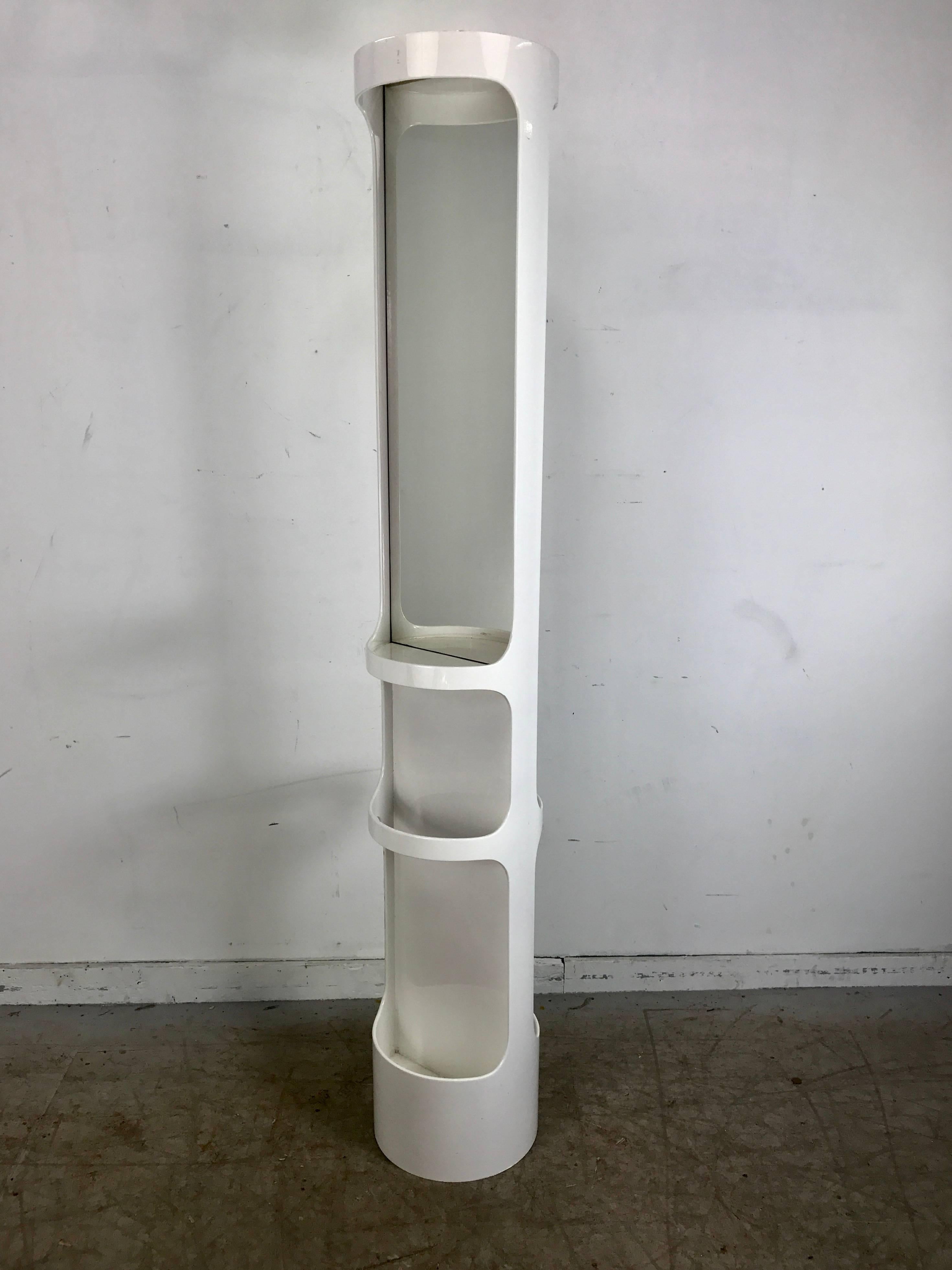 White Resin Pop Modernist Cylinder Valet, Hall Tree with Mirror, Made in Italy In Excellent Condition In Buffalo, NY