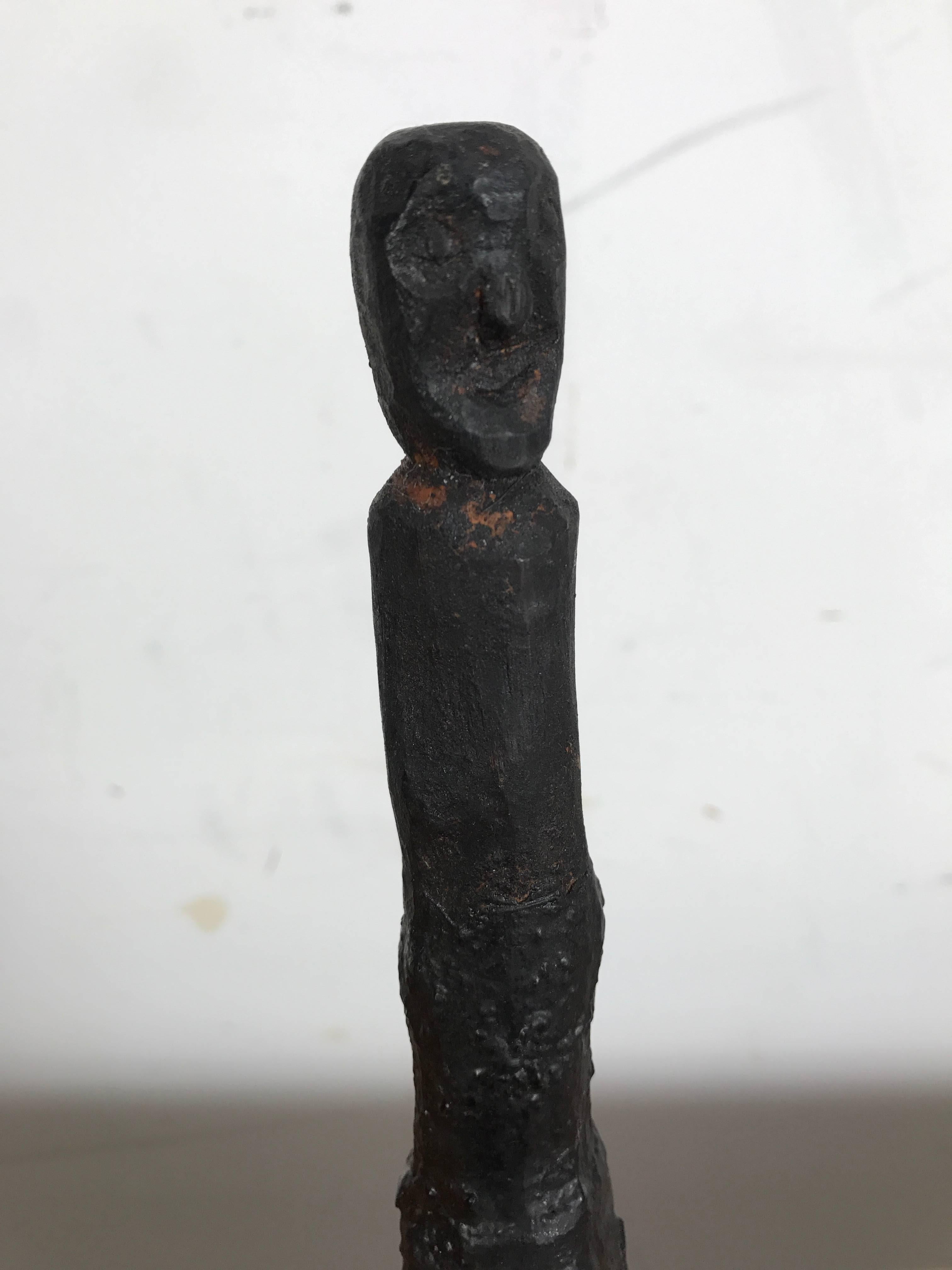 Volkskunst „Standing Man“ – geschnitzte Baumzweig-Skulptur nach Giocometti (Holz) im Angebot