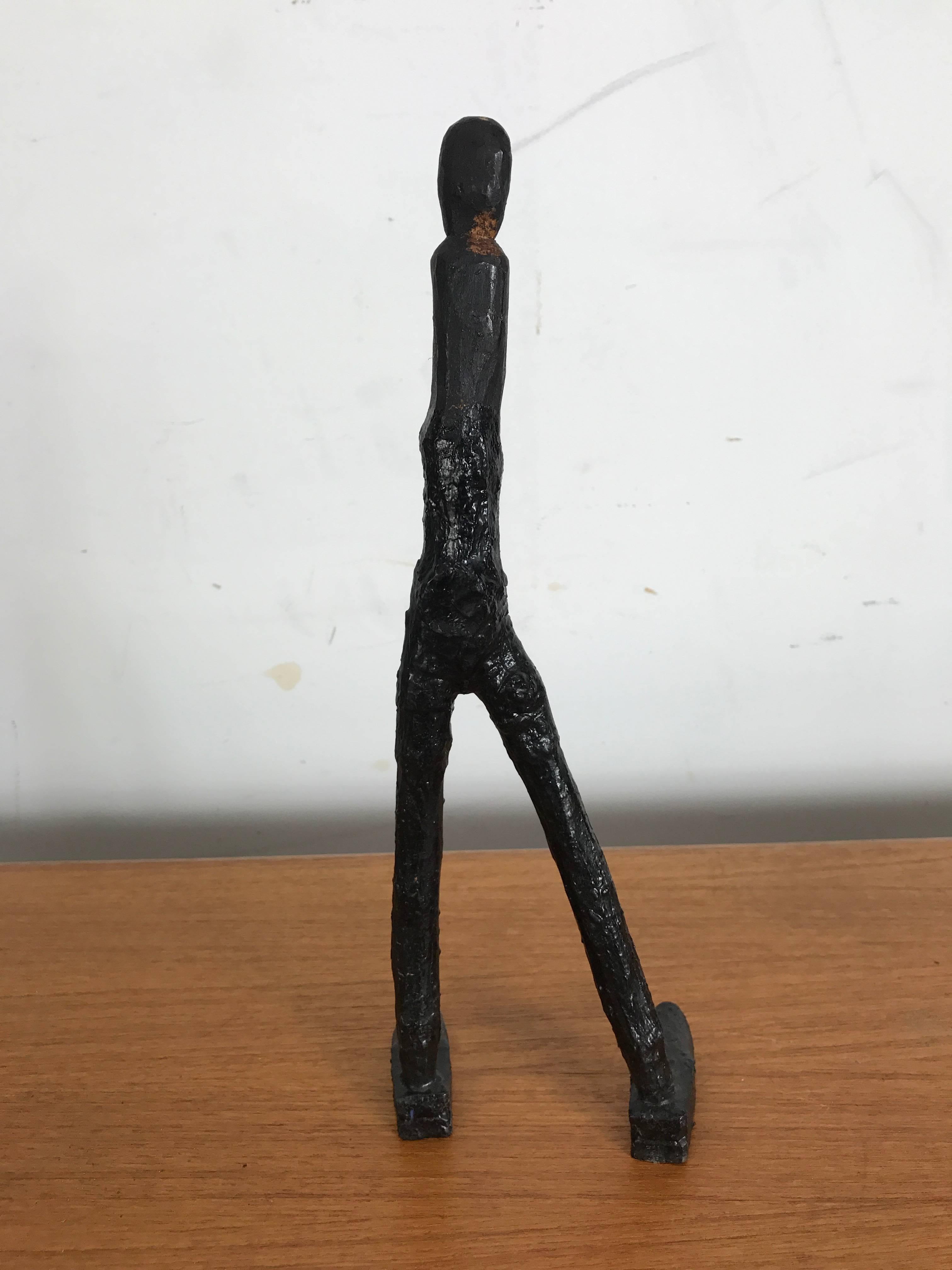 Volkskunst „Standing Man“ – geschnitzte Baumzweig-Skulptur nach Giocometti (Mitte des 20. Jahrhunderts) im Angebot