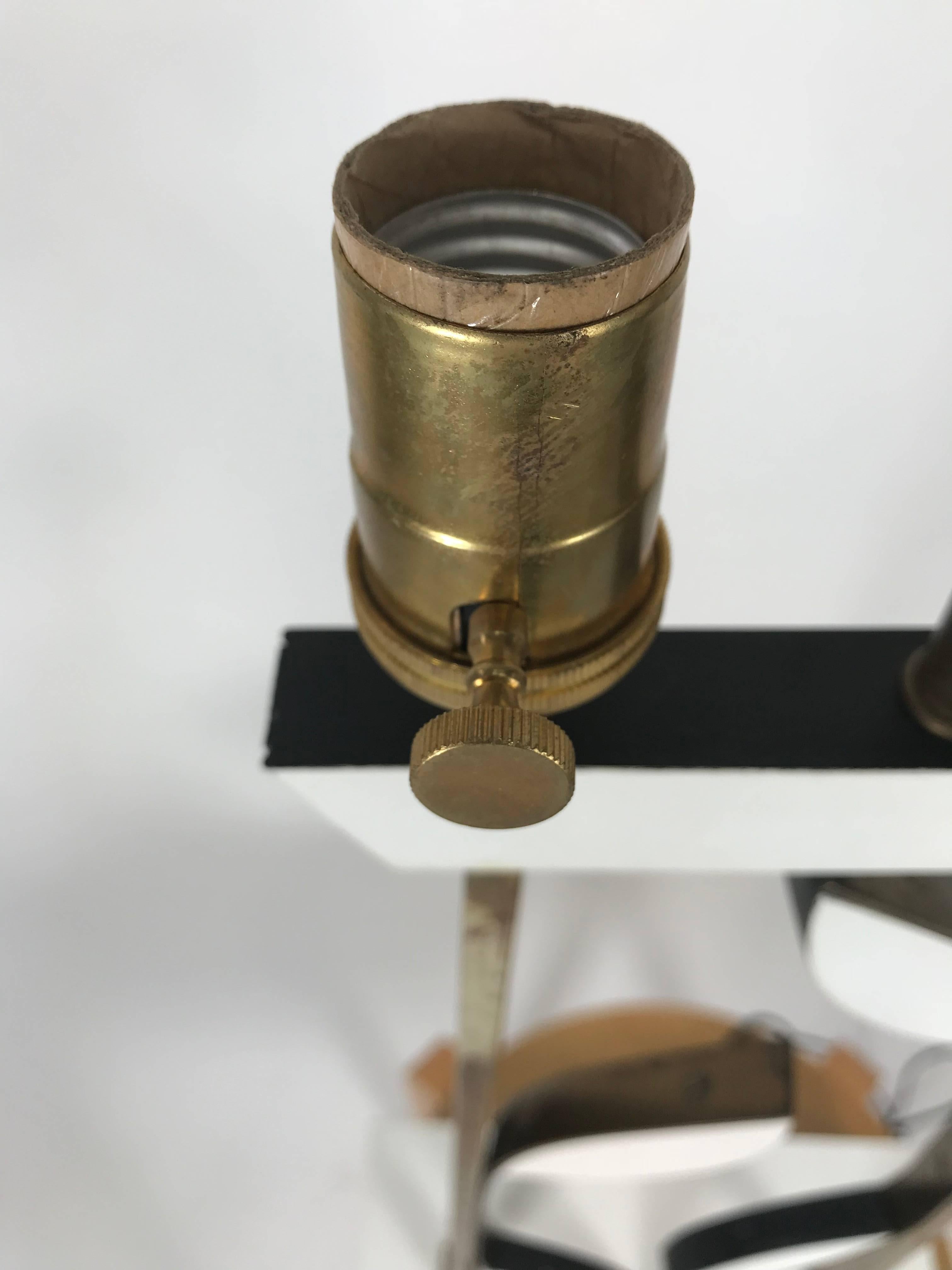 Ungewöhnliche Mid-Century Modern-Tischlampe aus Messing und Lack, Heifetz (Moderne der Mitte des Jahrhunderts) im Angebot