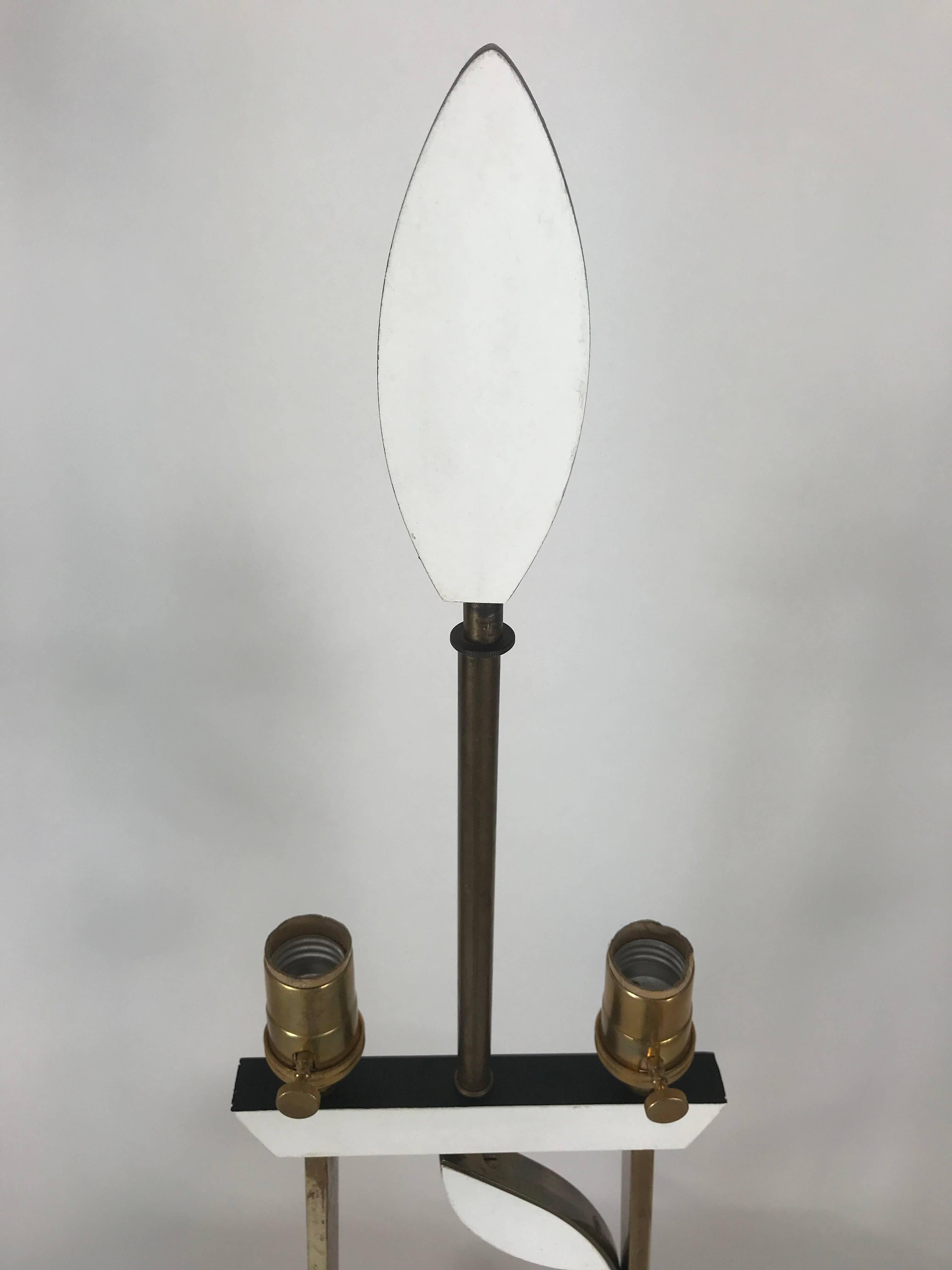 Laqué Lampe de bureau inhabituelle en laiton et laque de style moderne du milieu du siècle dernier, Heifetz en vente