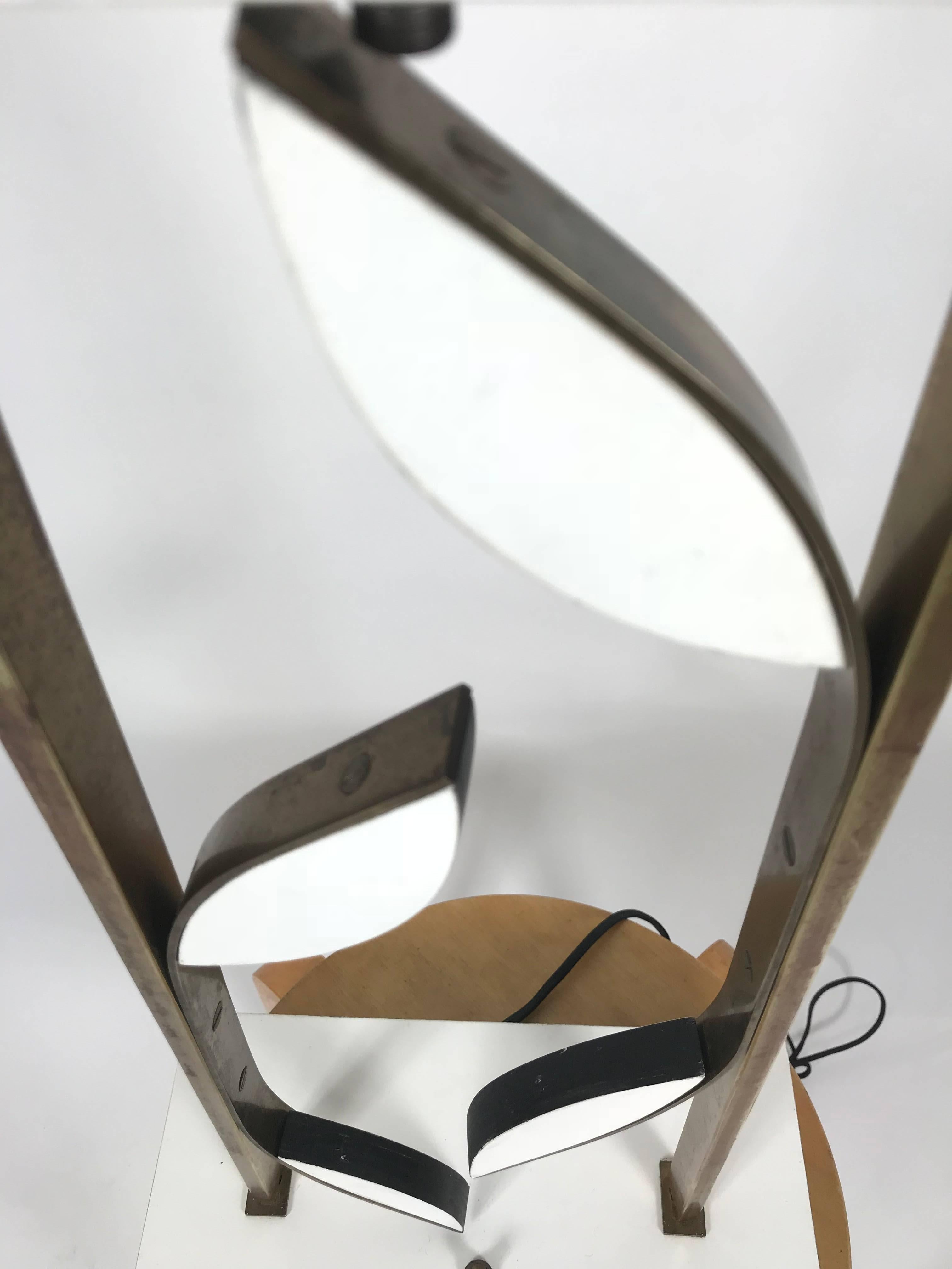 Inhabituelle lampe de table moderne du milieu du siècle en laiton et laque attribuée à Heifetz. Forme de fleur organique, pétales en bois laqué noir et blanc entourés de laiton, conserve l'épi de faîtage d'origine, qualité et construction étonnantes.