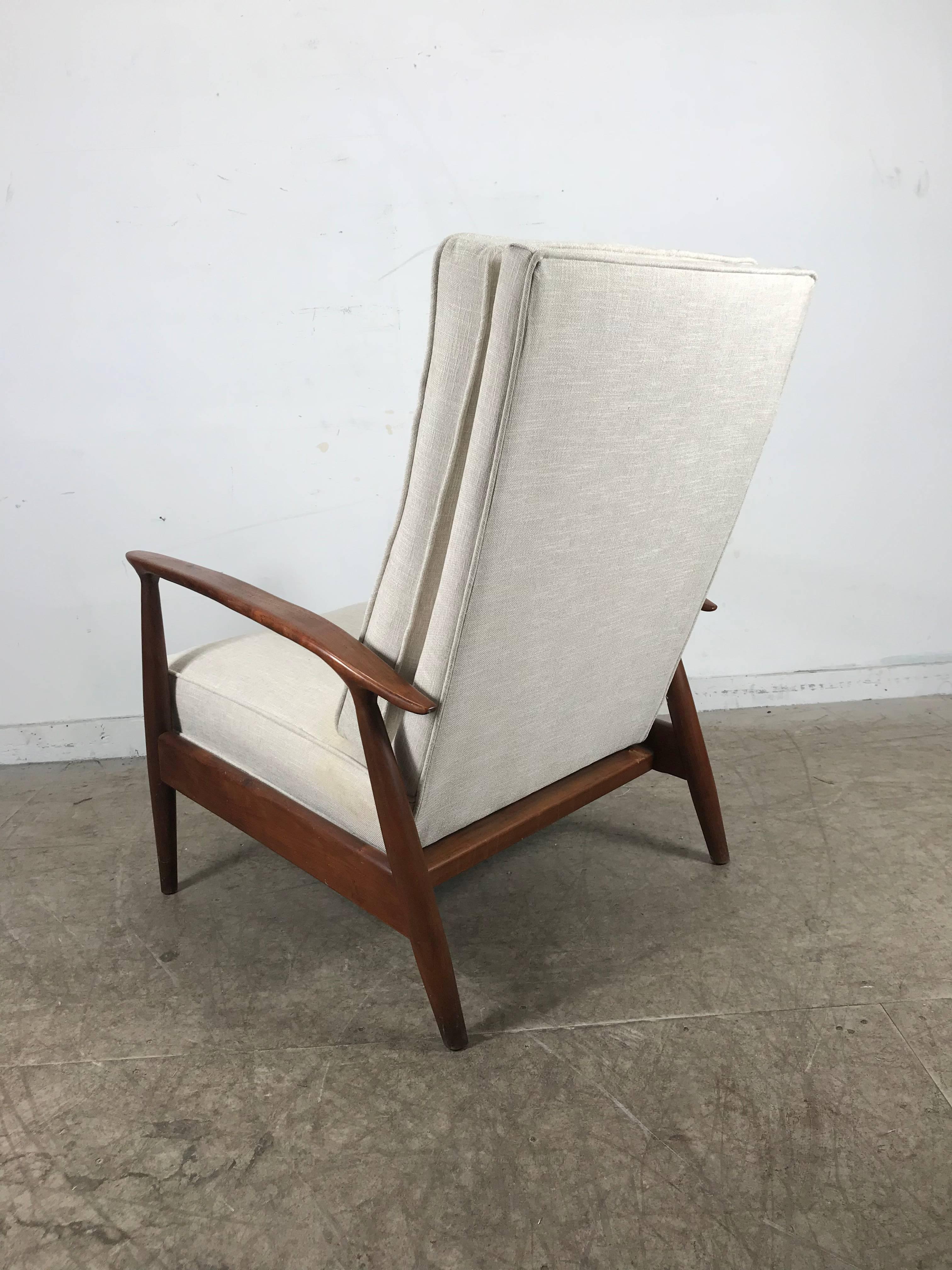 Classic Modernist Reclining Lounge Chair by Milo Baughman In Excellent Condition In Buffalo, NY