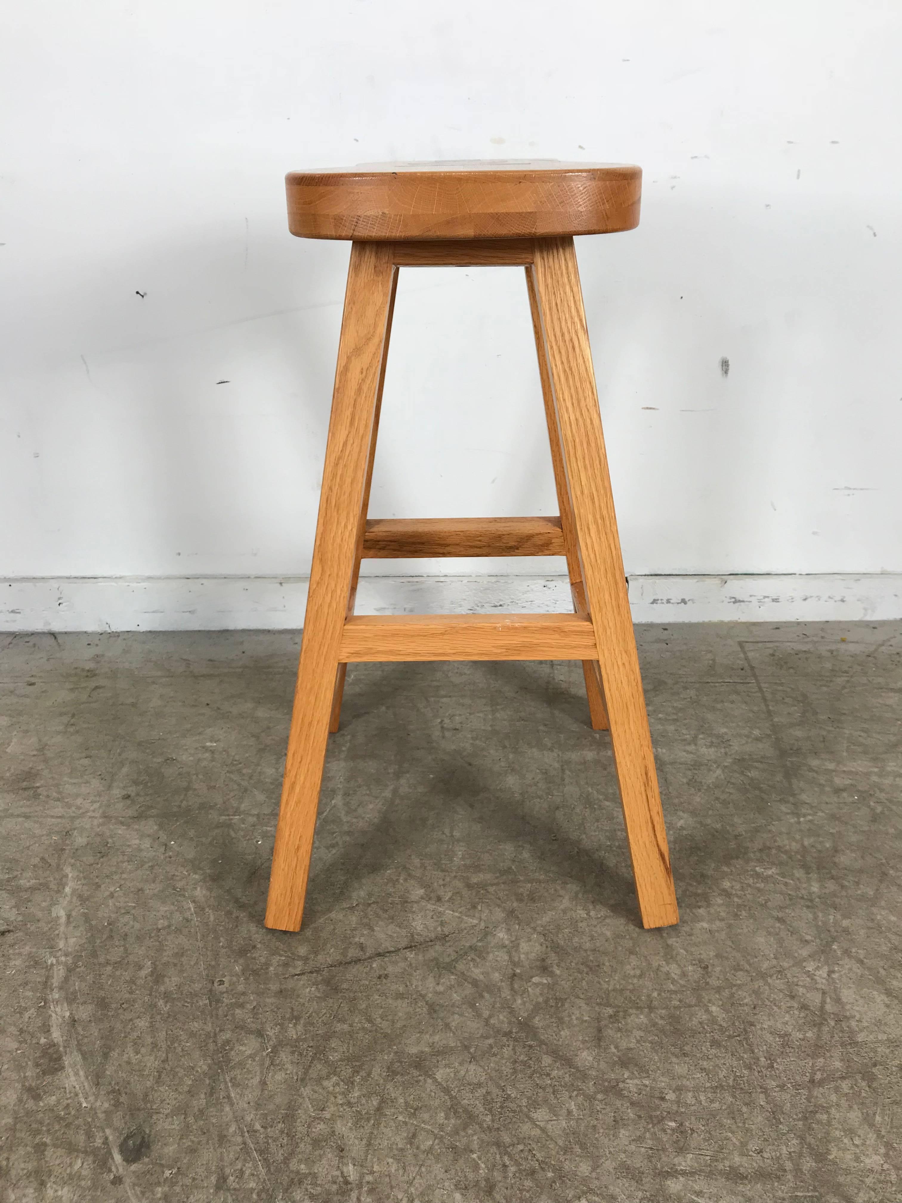 Tabouret en bois exotique incrusté en forme de guitare par Darrin S. Millard, magnifiquement exécuté à la main, en bois de chêne massif, incrusté de bois exotique simulant les détails de la guitare, le trou de fret, la frette, le protège-plectres et