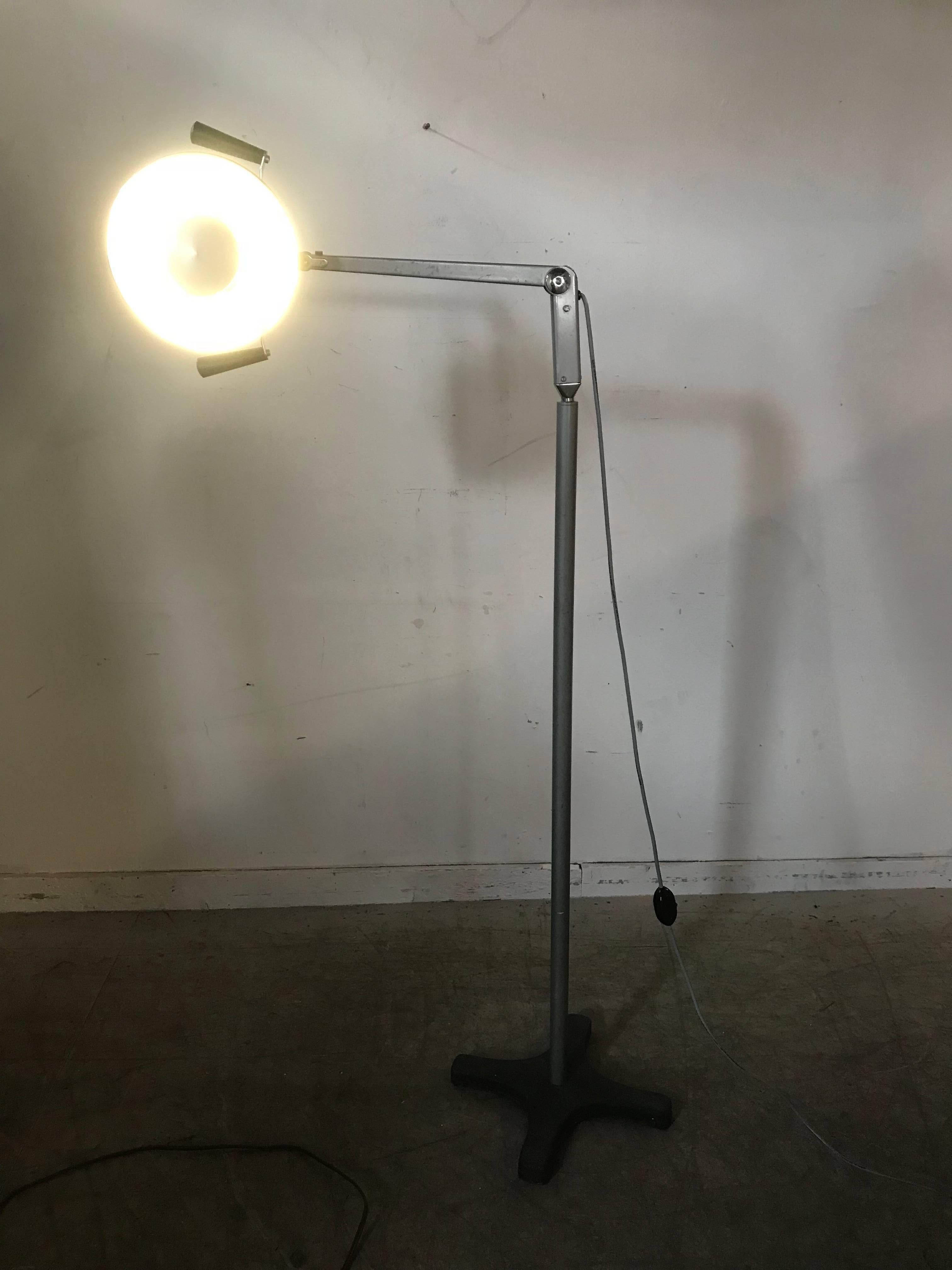 20ième siècle Petit lampadaire surdimensionné de style mi-siècle moderne par Burton en vente