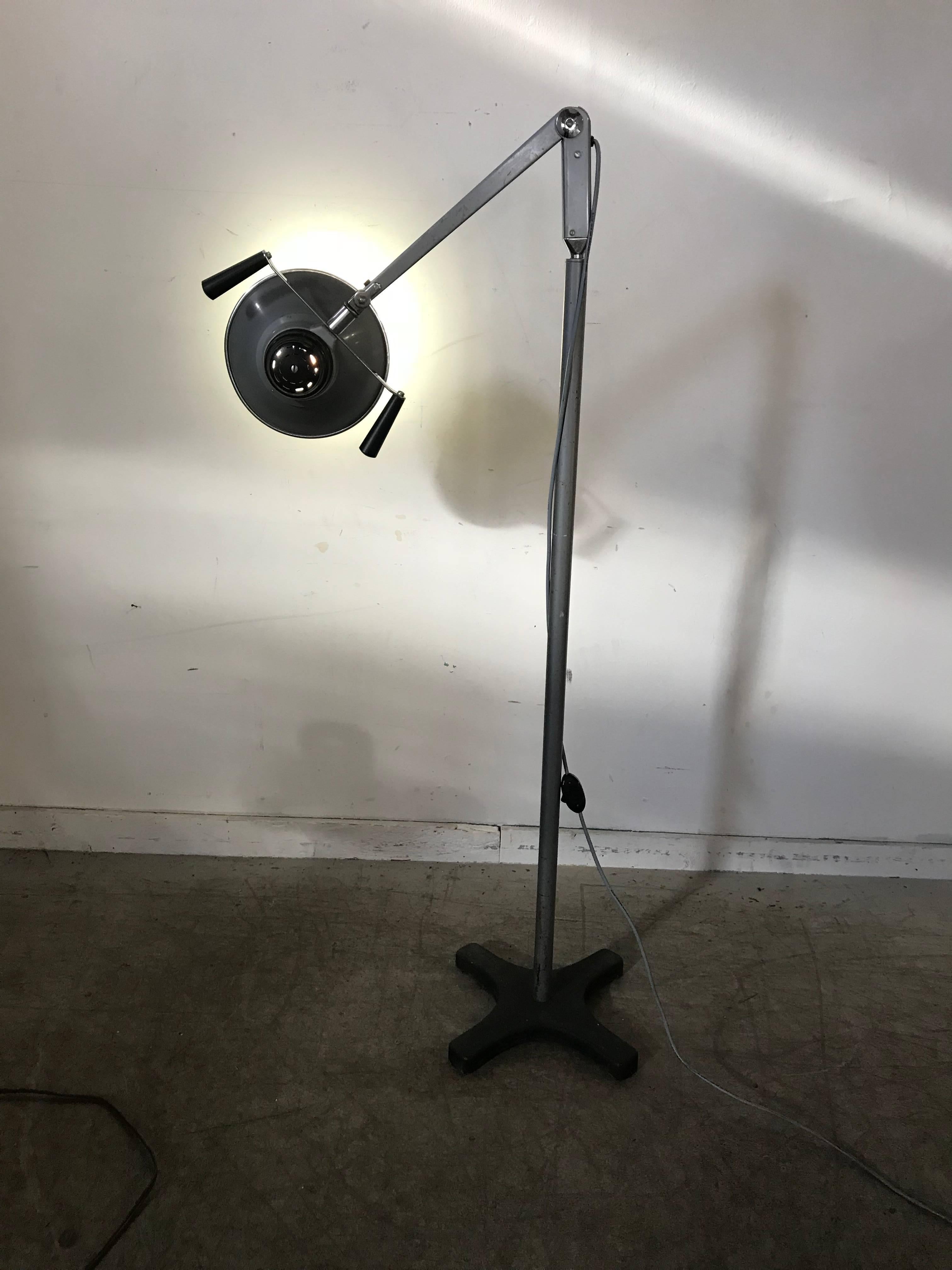 Petit lampadaire surdimensionné de style mi-siècle moderne par Burton Bon état - En vente à Buffalo, NY