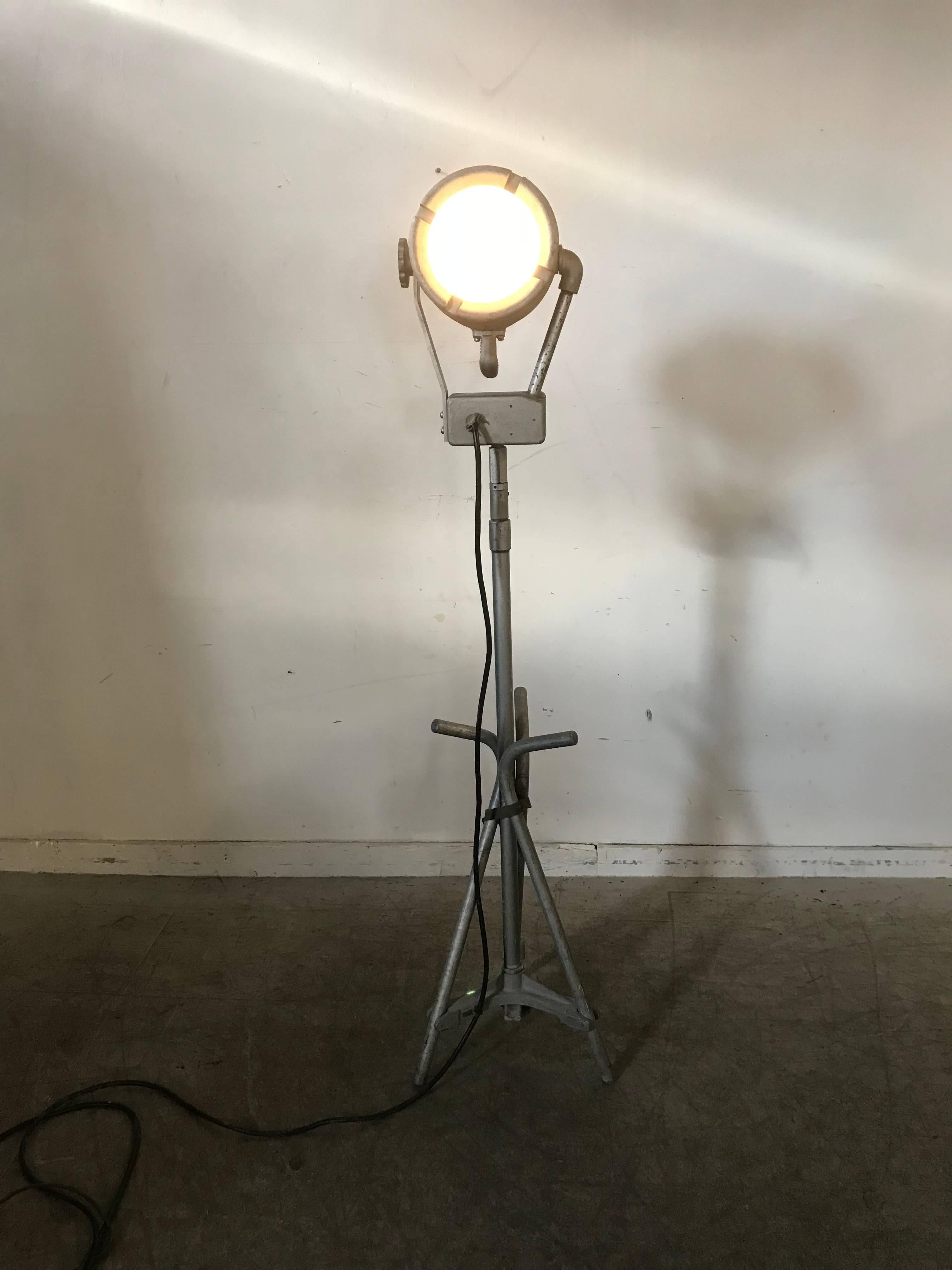 Industrielle verstellbare Stehlampe aus Aluminiumguss von Pyle Lighting, Buck Rogers (Gegossen) im Angebot