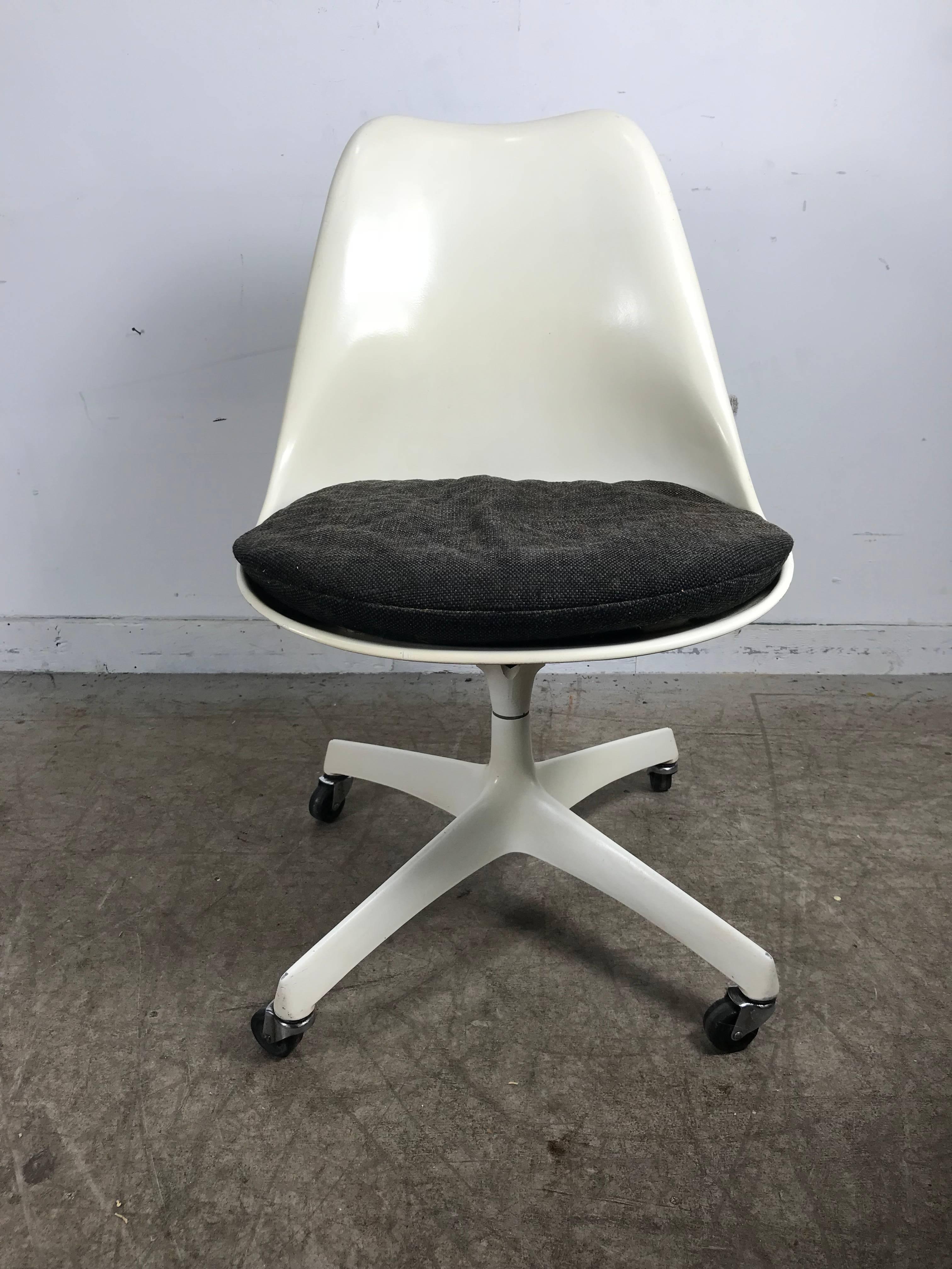Important early Knoll tilt swivel tulip top task chair, Eero Saarinen. I believe this chair was only in production for one year. Produced in very limited quantity. Stylized cast steel four star base. Tilt swivel mechanism. Classic tulip chair top.
