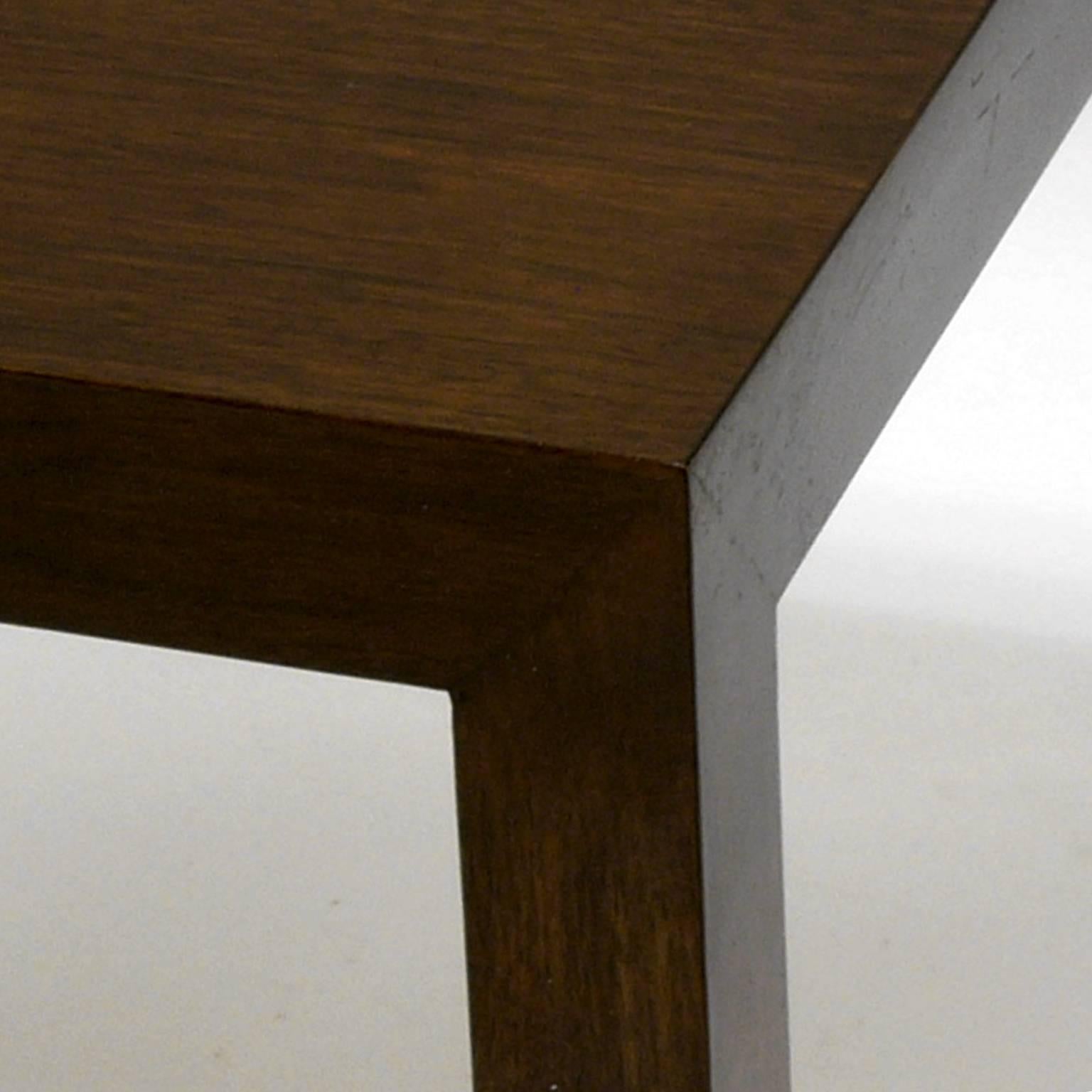 Schönes Paar Dunbar Parsons-Tische, entworfen von Ed Wormley. Beide Tische tragen noch das originale Dunbar-Abzeichen auf der Unterseite.