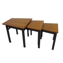 Ensemble de trois tables gigognes trapézoïdales en noyer par Edward Wormley pour Dunbar