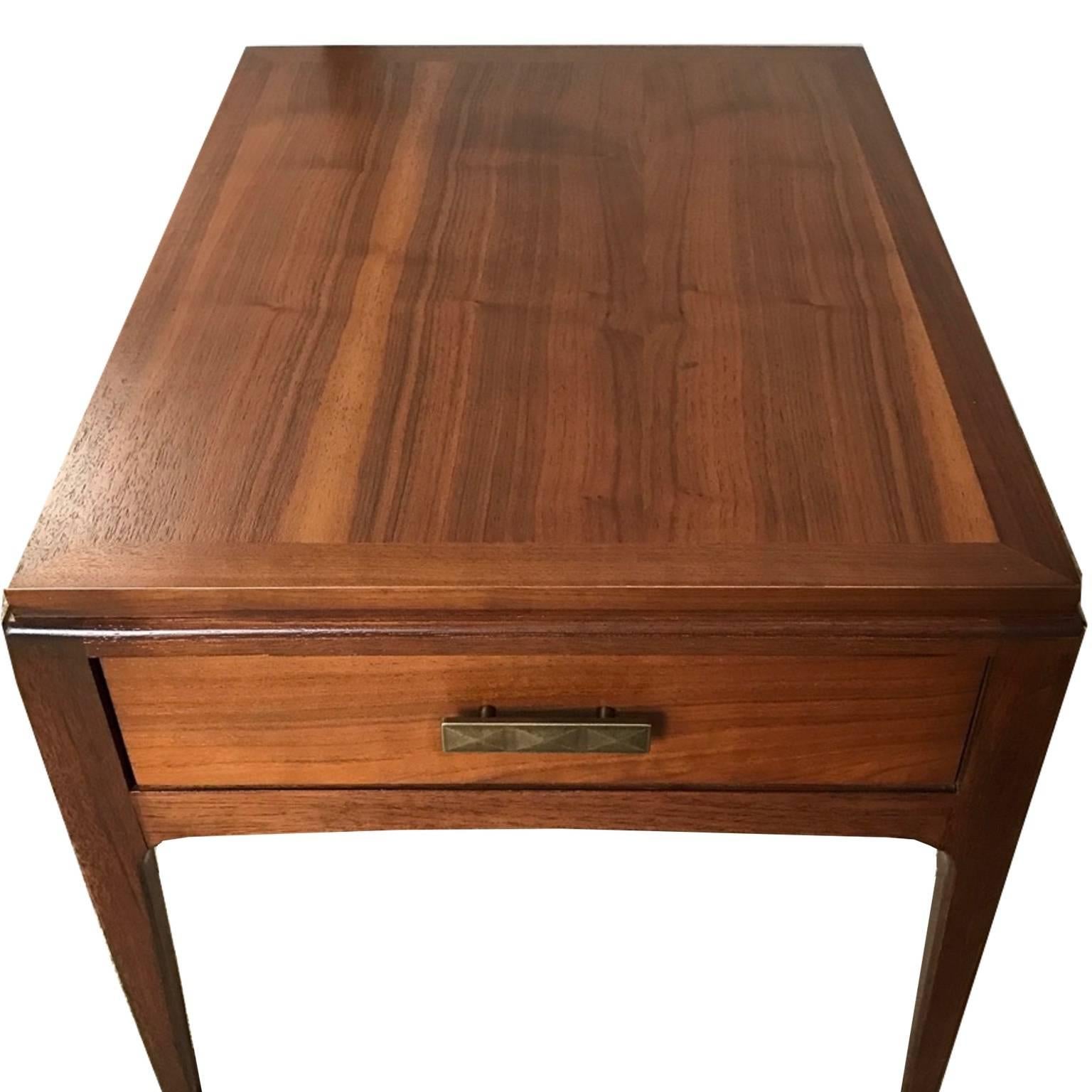 Pair of Single Drawer Mid-Century Modern Walnut Nightstands or Bedside Tables In Excellent Condition In Hudson, NY
