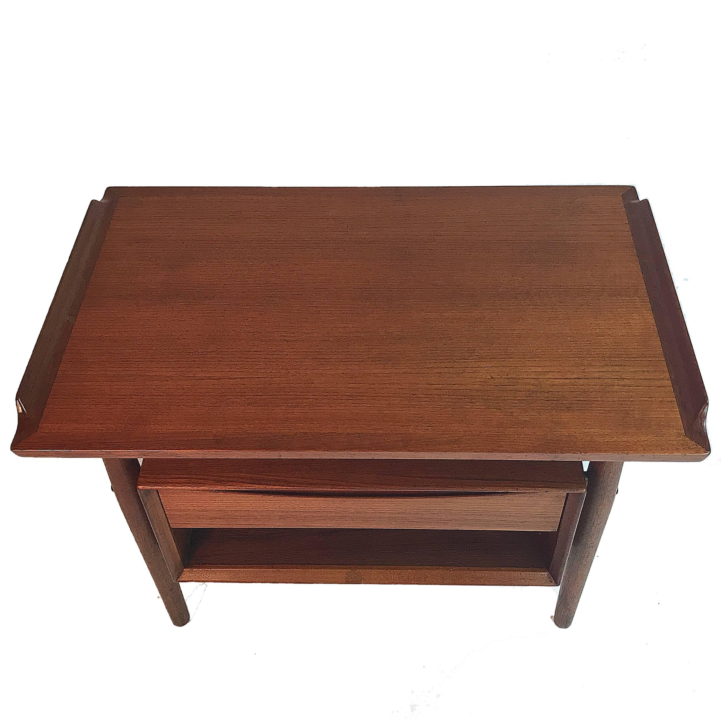 Arne Vodder Floating Top Single Drawer with Shelf Teak Nightstands In Excellent Condition In Hudson, NY