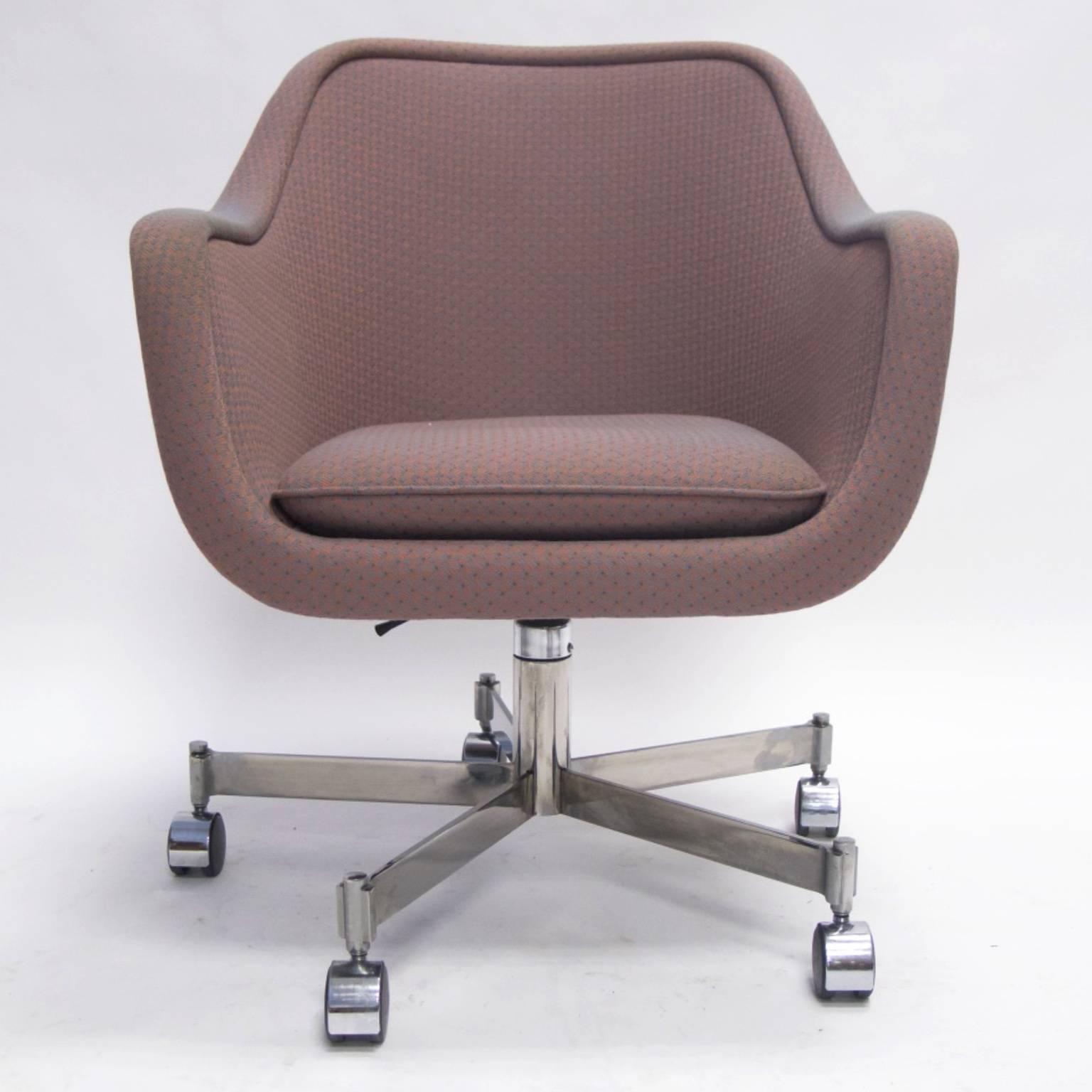 Sculptural Ward Bennett for Brickel Associates Swivel Office Chairs  5 star base In Excellent Condition In Hudson, NY