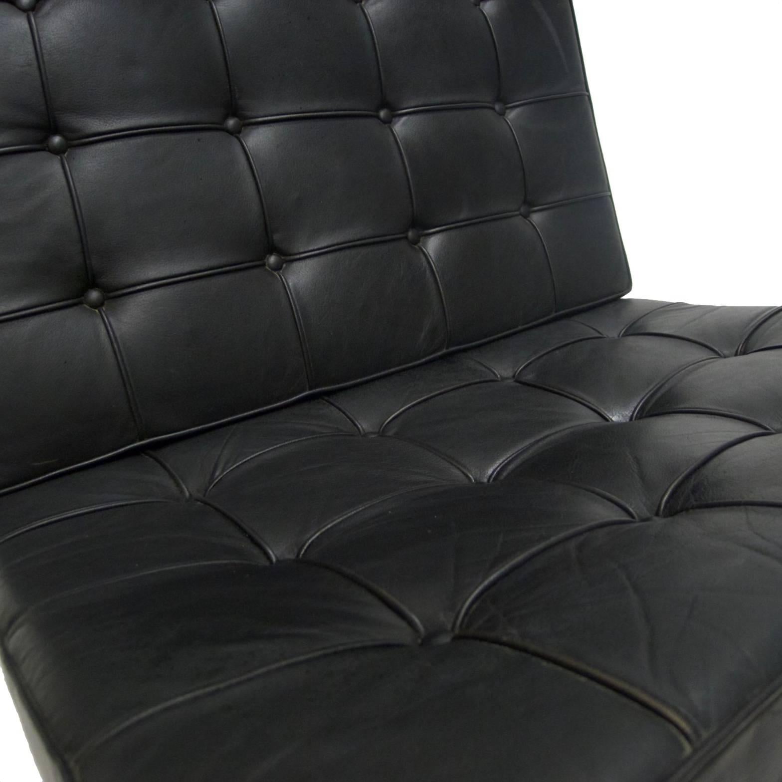  Early Black Leather Tufted Mies Van Der Rohe Barcelona Chair by Knoll In Good Condition In Hudson, NY